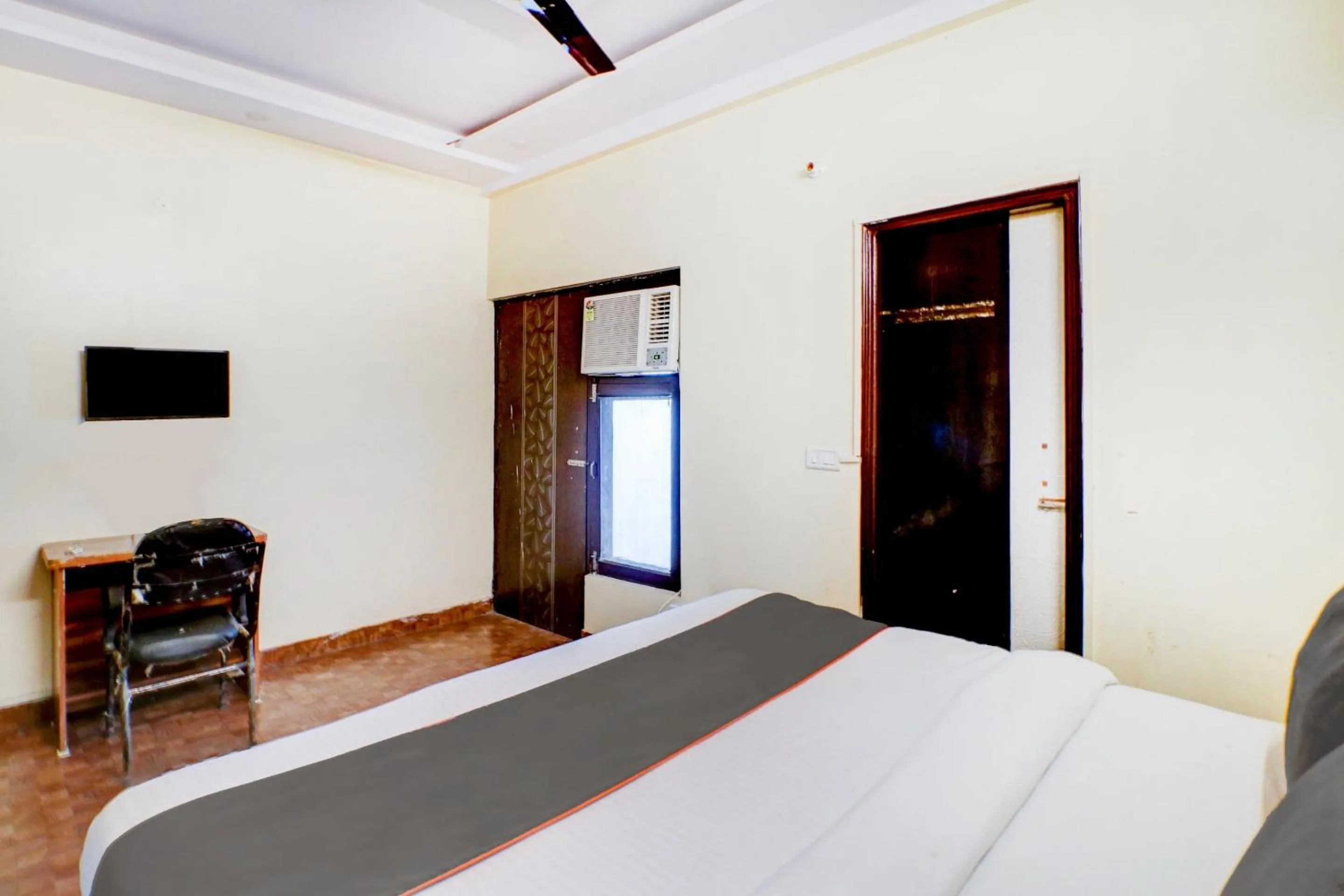 Bedroom, Bed in Hotel O Tara Patel