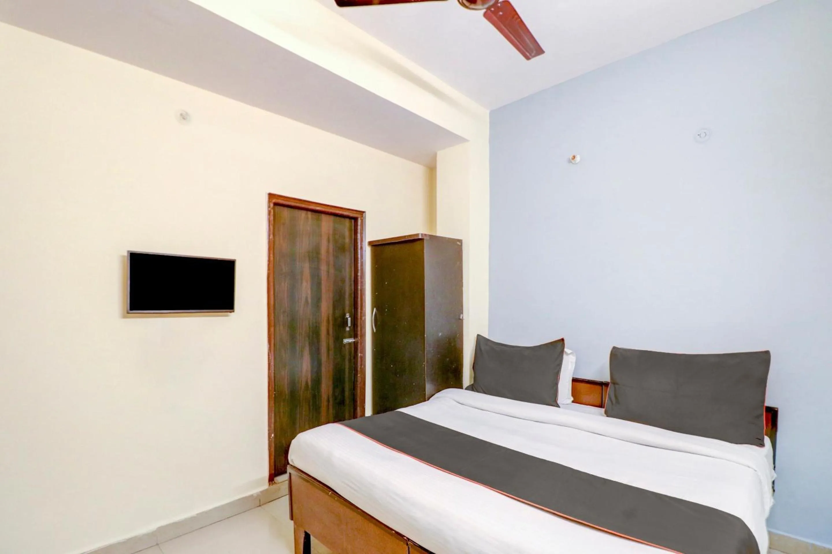 Bedroom, Bed in Hotel O Tara Patel