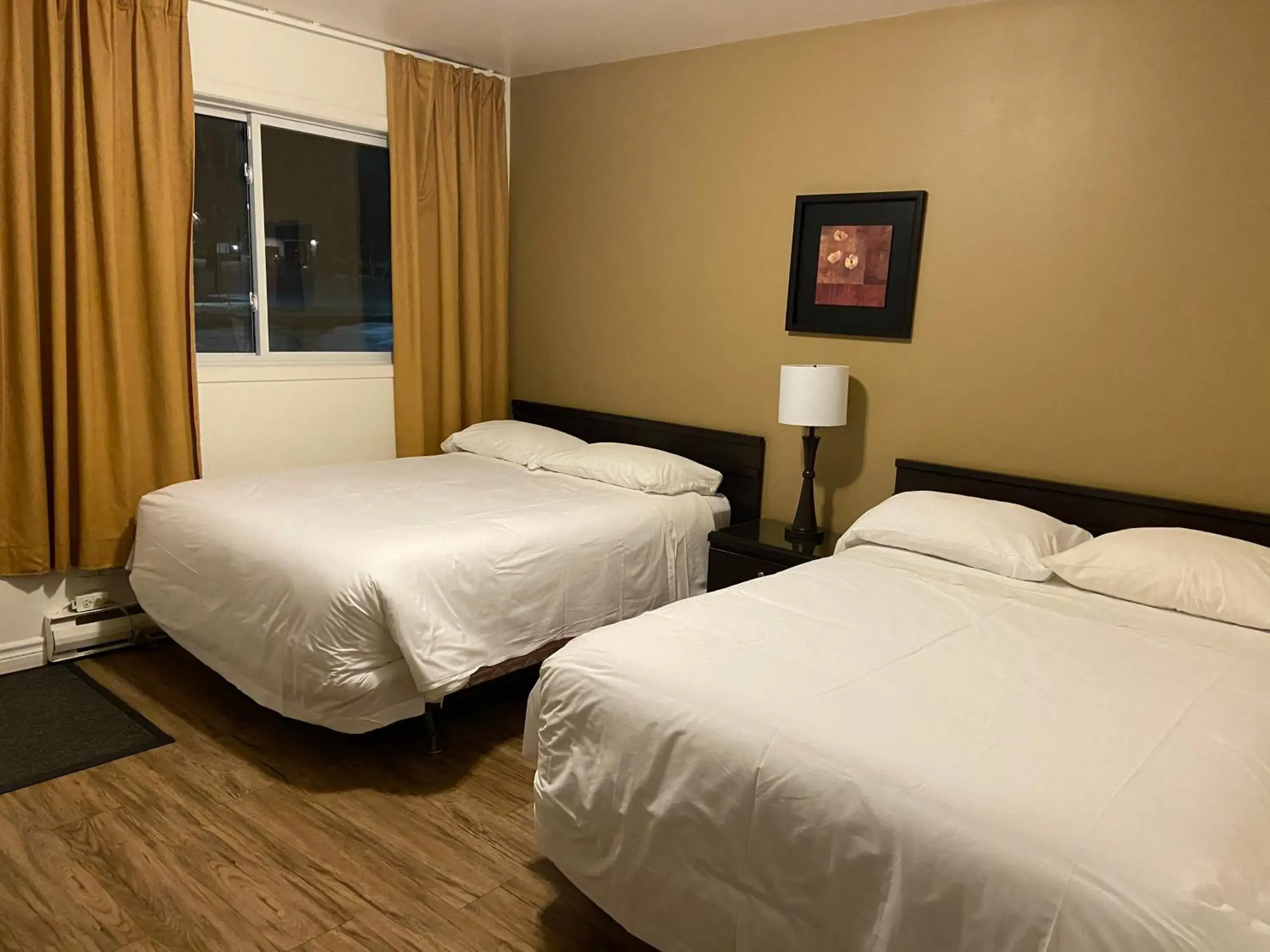 Standard Room with Two Double Beds in Motel le Phare Standard Room with Two Double Beds in Motel le Phare