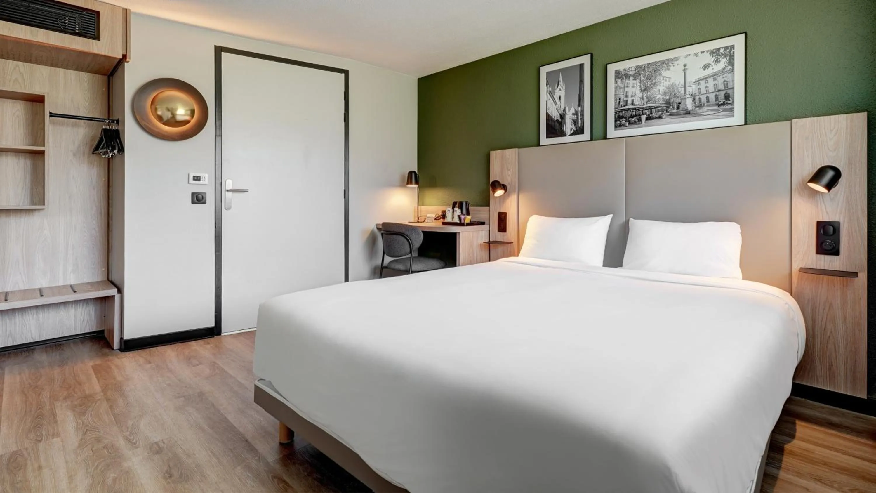 Photo of the whole room, Bed in Campanile Hotel Compiegne