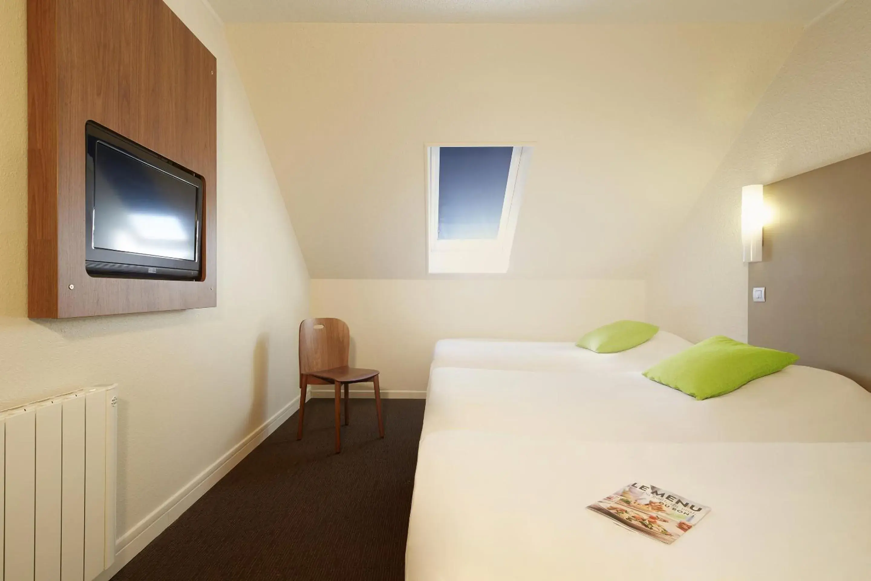 Bedroom, Bed in Campanile Hotel Compiegne Bedroom, Bed in Campanile Hotel Compiegne