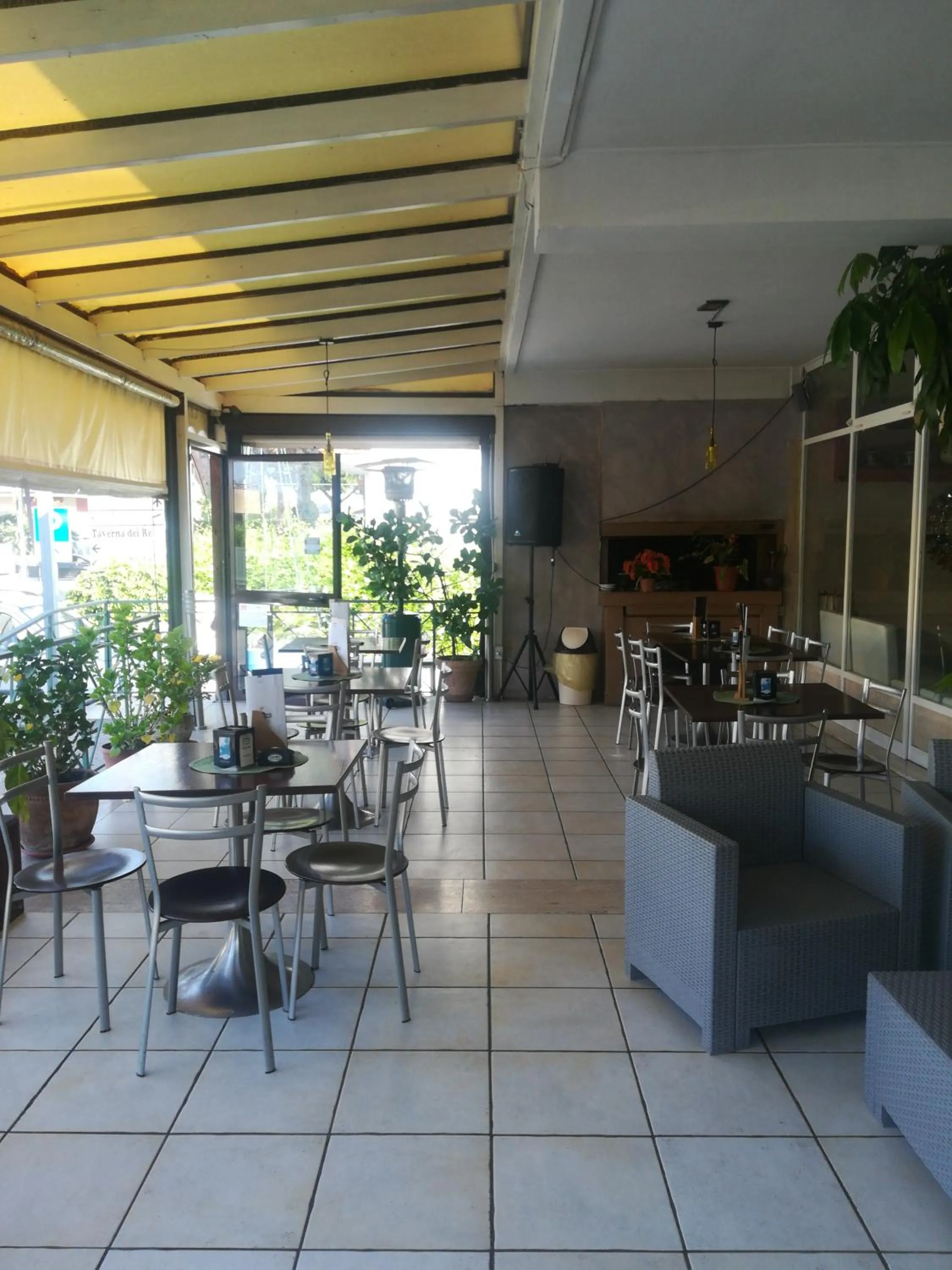 Restaurant/places to eat in Domus Hera
