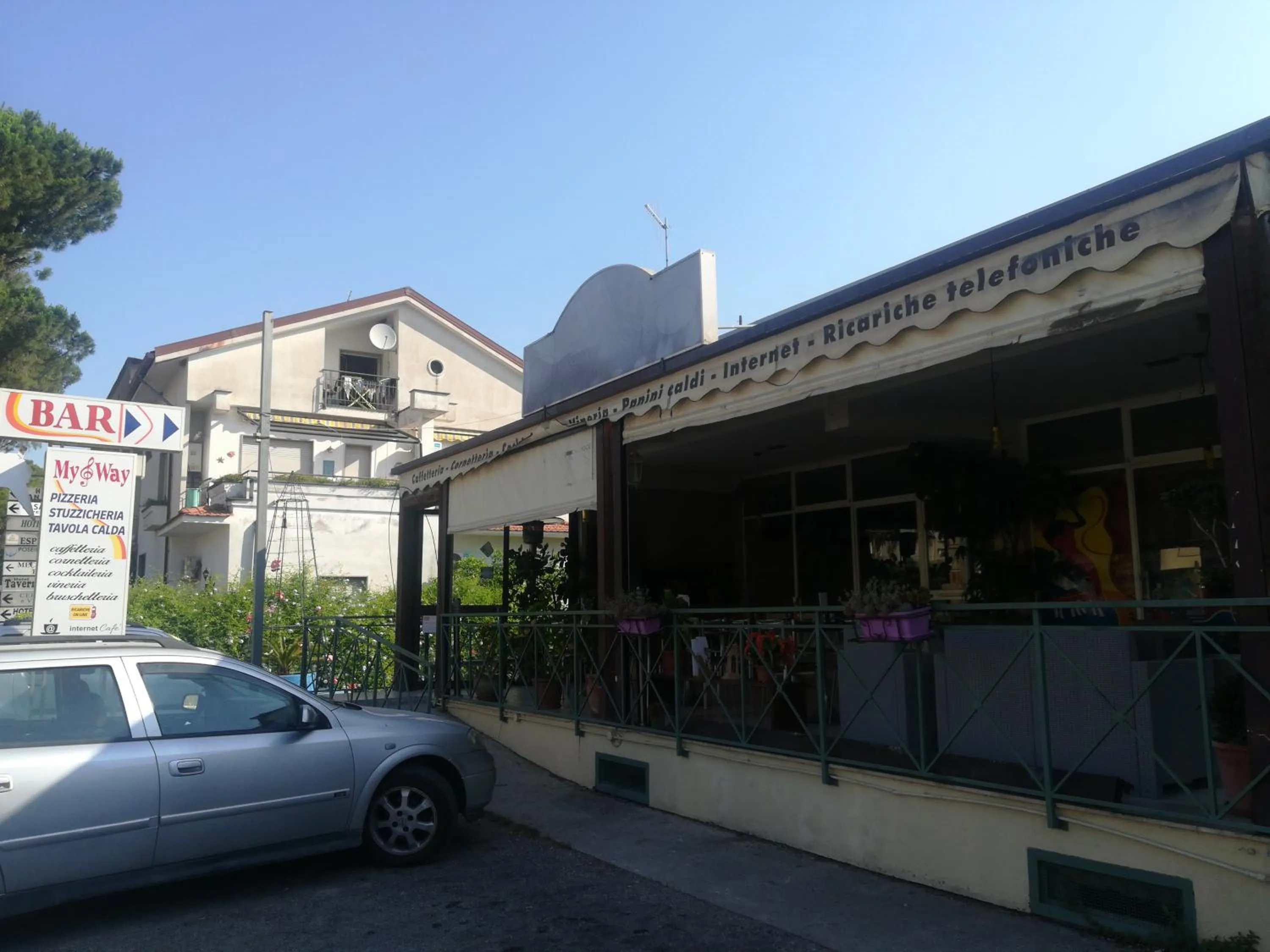 Restaurant/places to eat in Domus Hera