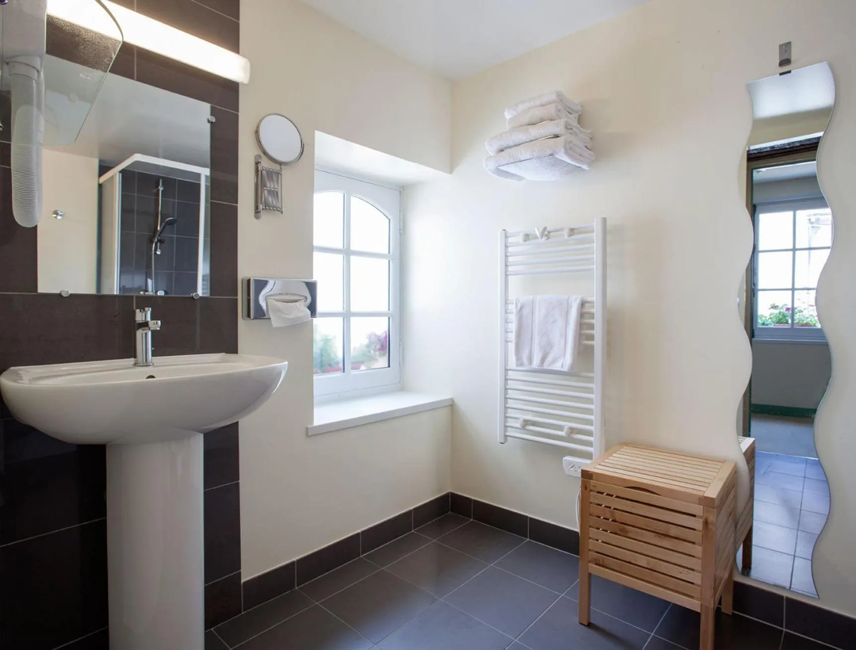 Bathroom in Logis Hôtel Restaurant Le Puits Doré