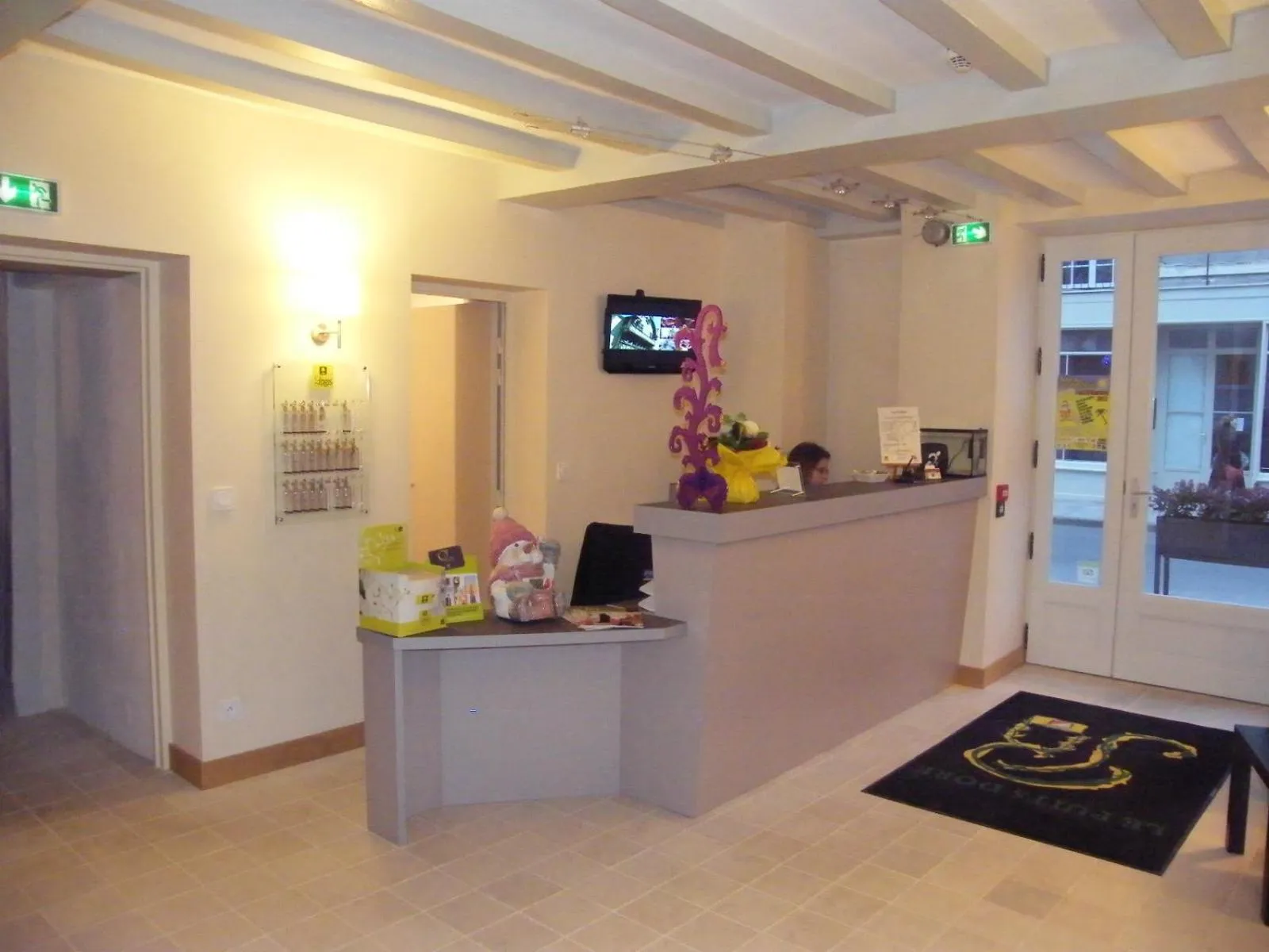 Lobby or reception in Logis Hôtel Restaurant Le Puits Doré