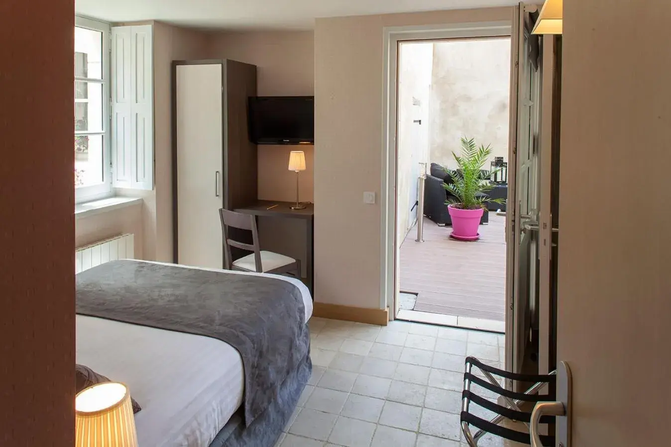 Economy Double Room in Logis Hôtel Restaurant Le Puits Doré Economy Double Room in Logis Hôtel Restaurant Le Puits Doré