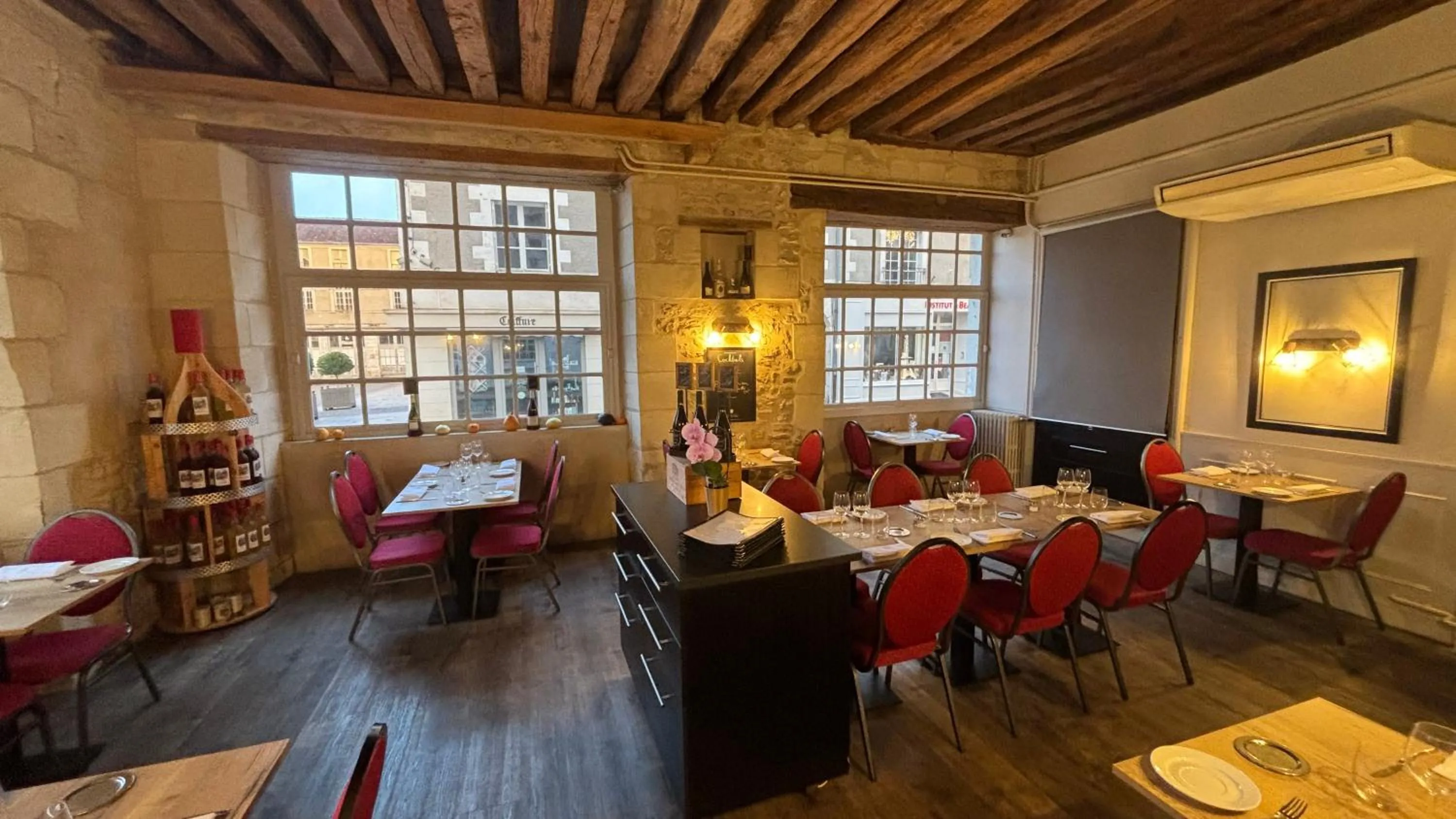 Restaurant/places to eat in Logis Hôtel Restaurant Le Puits Doré