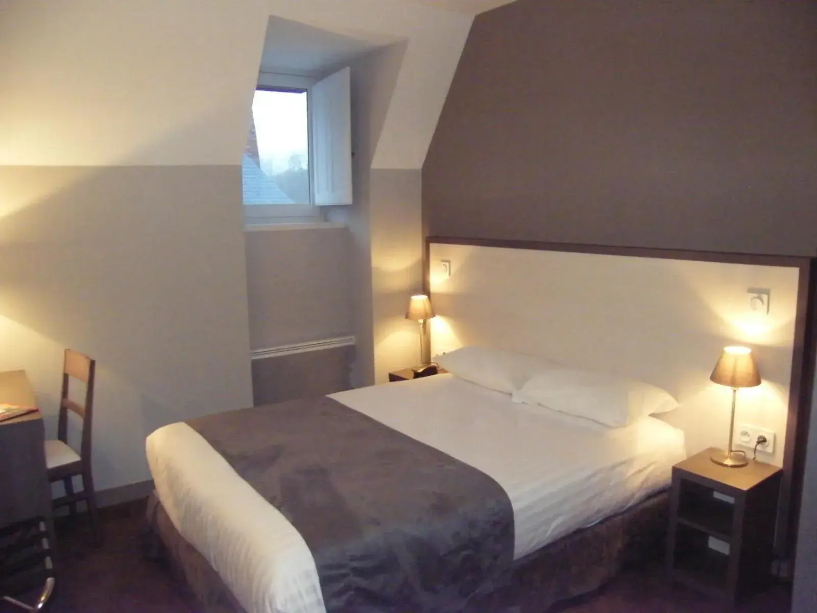 Bedroom, Bed in Logis Hôtel Restaurant Le Puits Doré Bedroom, Bed in Logis Hôtel Restaurant Le Puits Doré