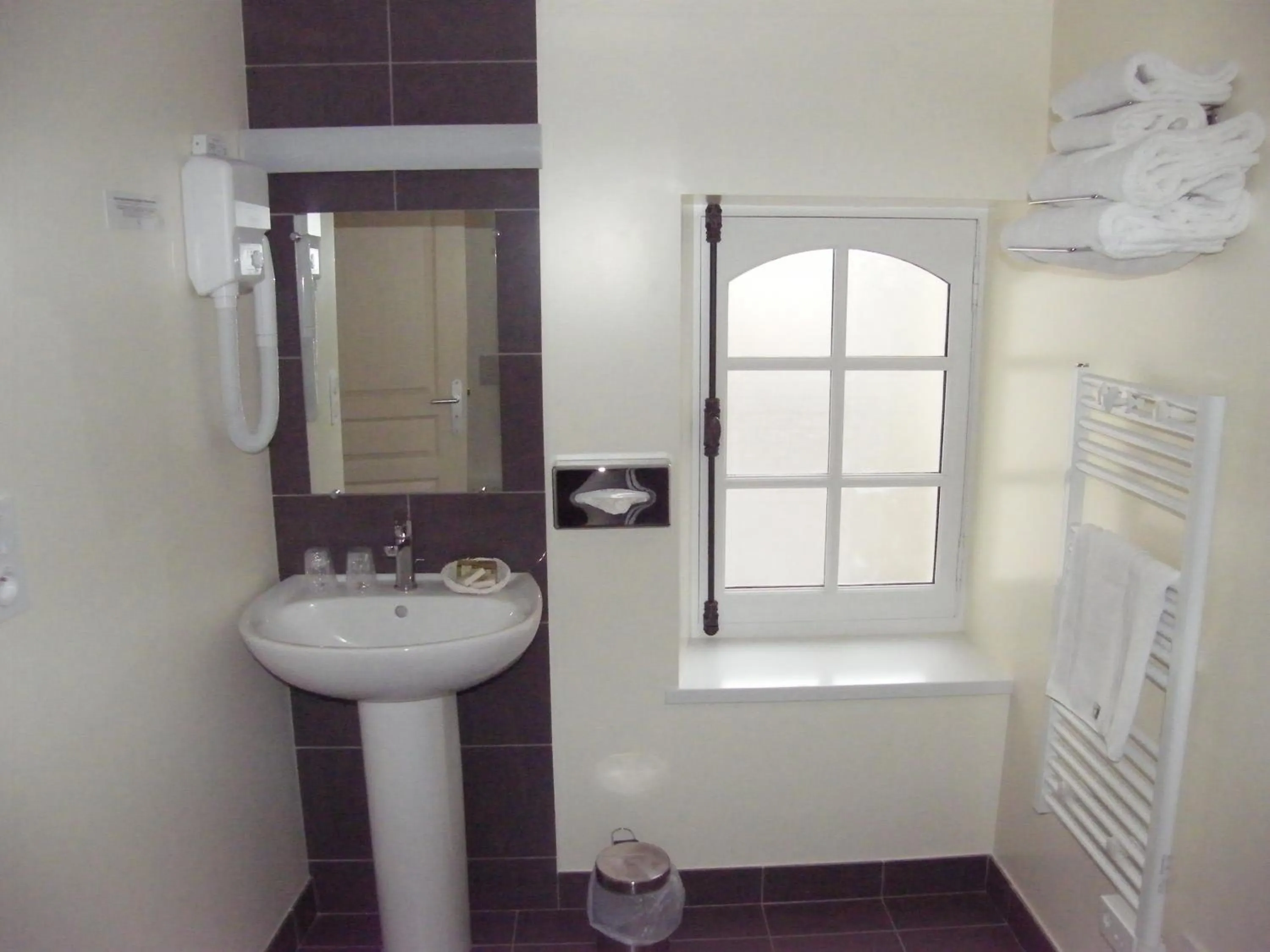 Bathroom in Logis Hôtel Restaurant Le Puits Doré