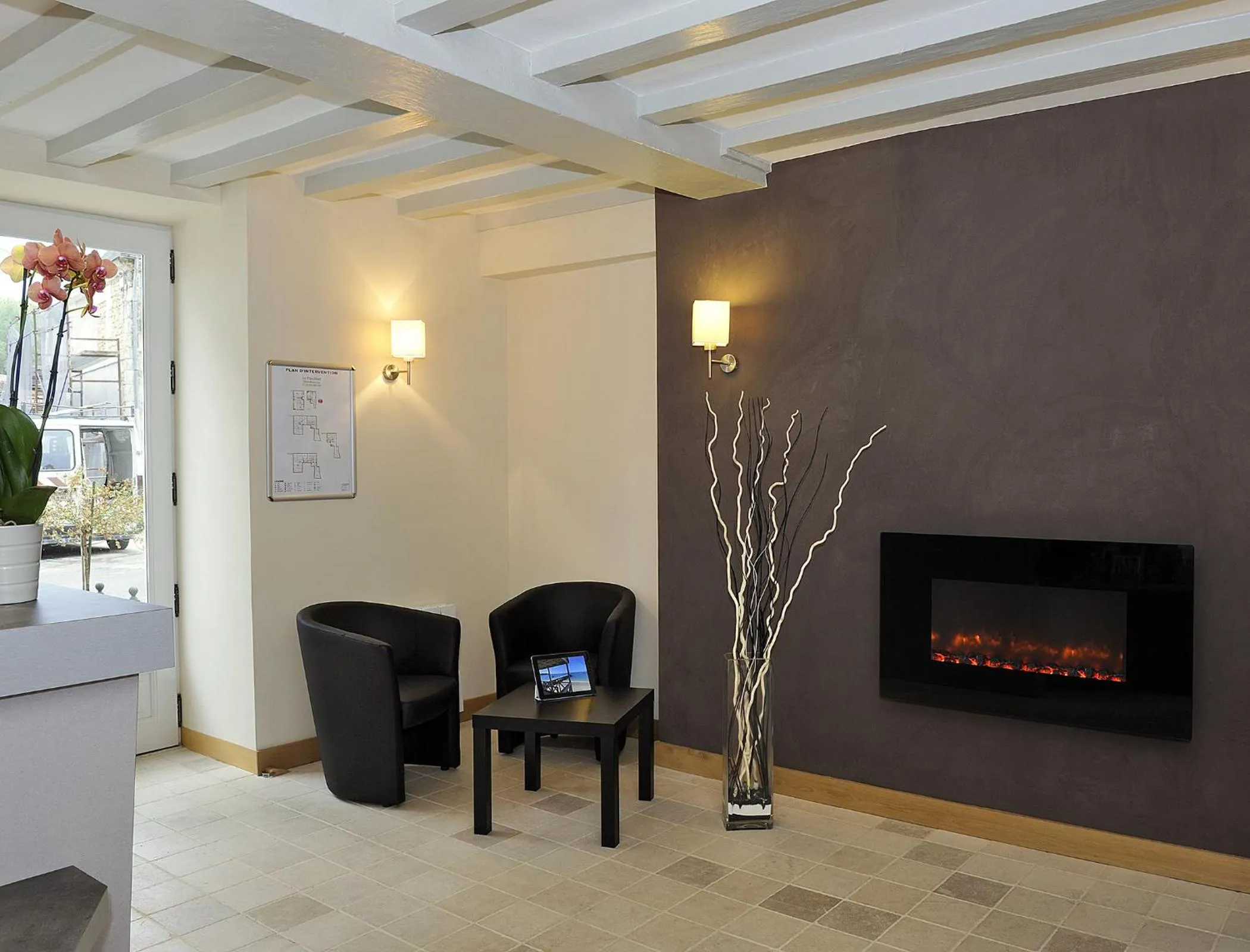 Lobby or reception in Logis Hôtel Restaurant Le Puits Doré