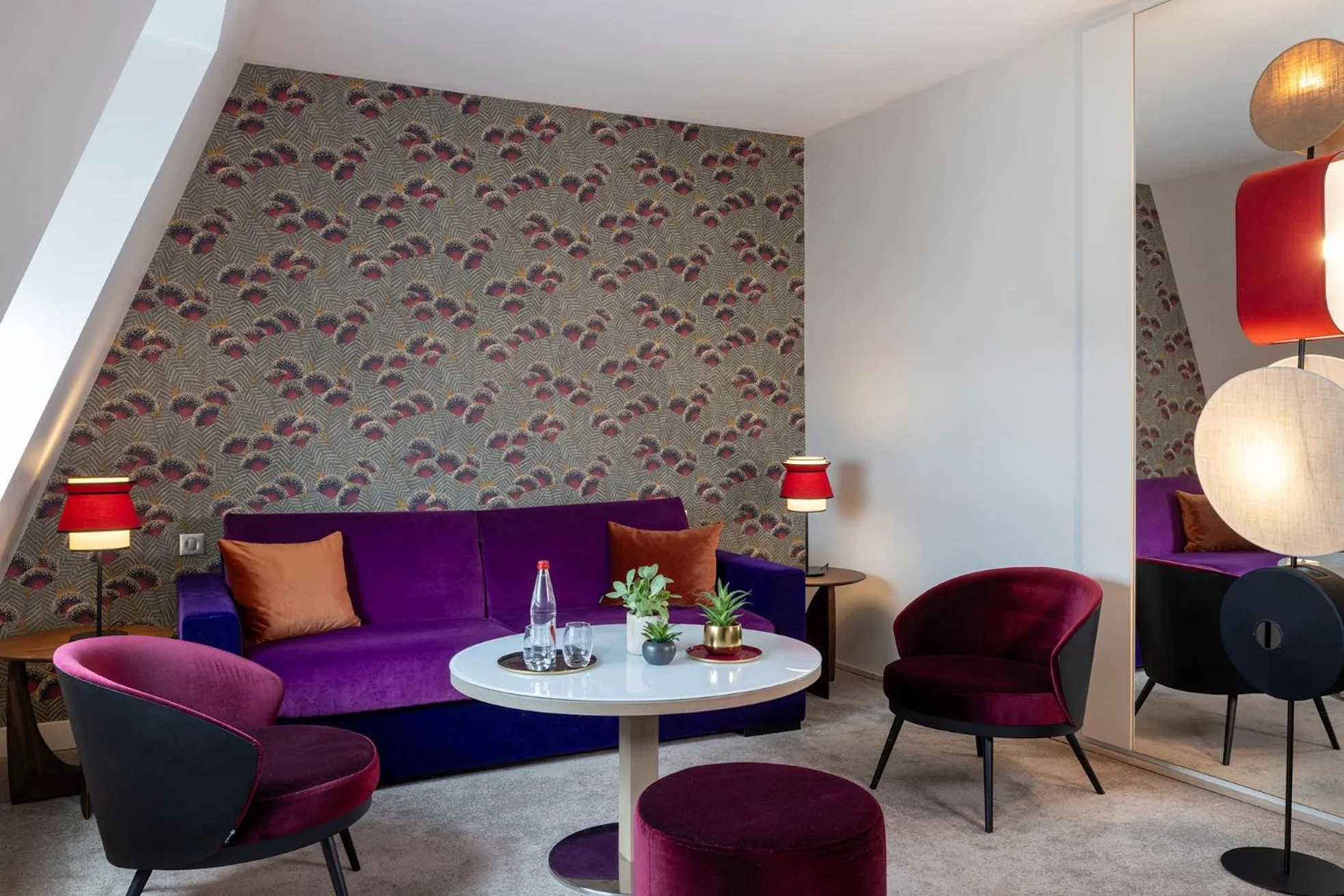 Communal lounge/ TV room in Hôtel Etoile Maillot