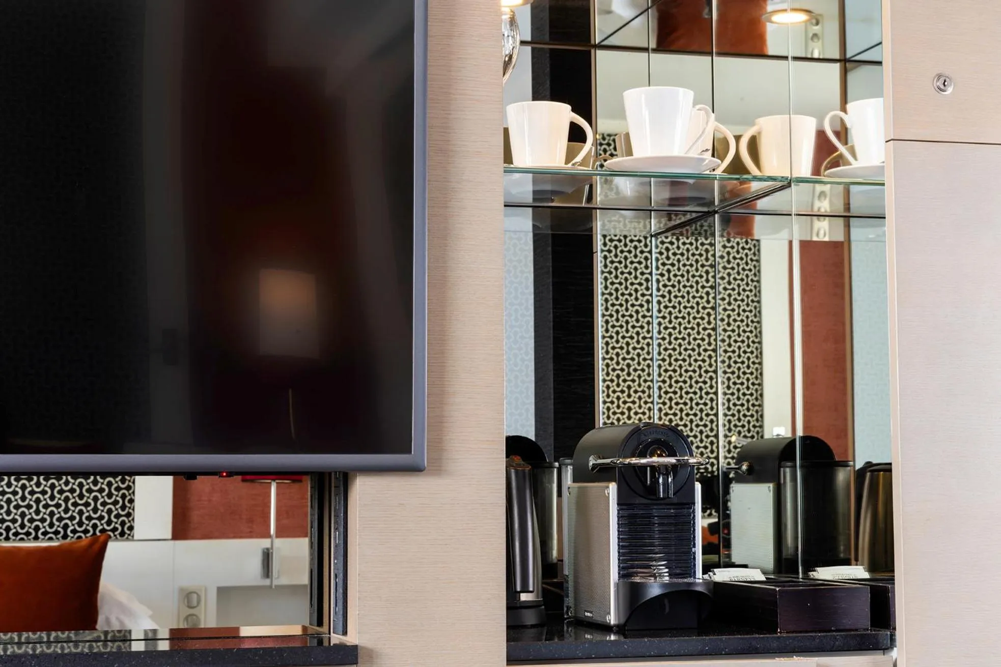 Coffee/tea facilities in Hôtel Etoile Maillot