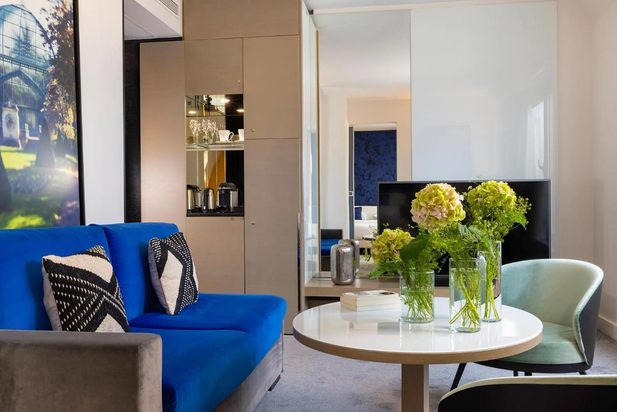 Communal lounge/ TV room in Hôtel Etoile Maillot