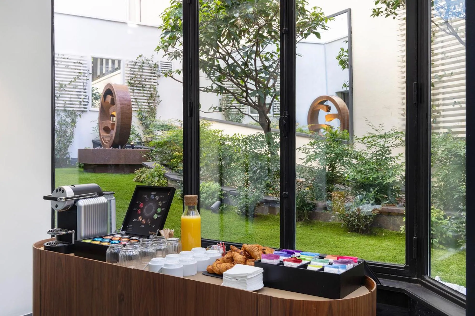 Garden in Hôtel Etoile Maillot