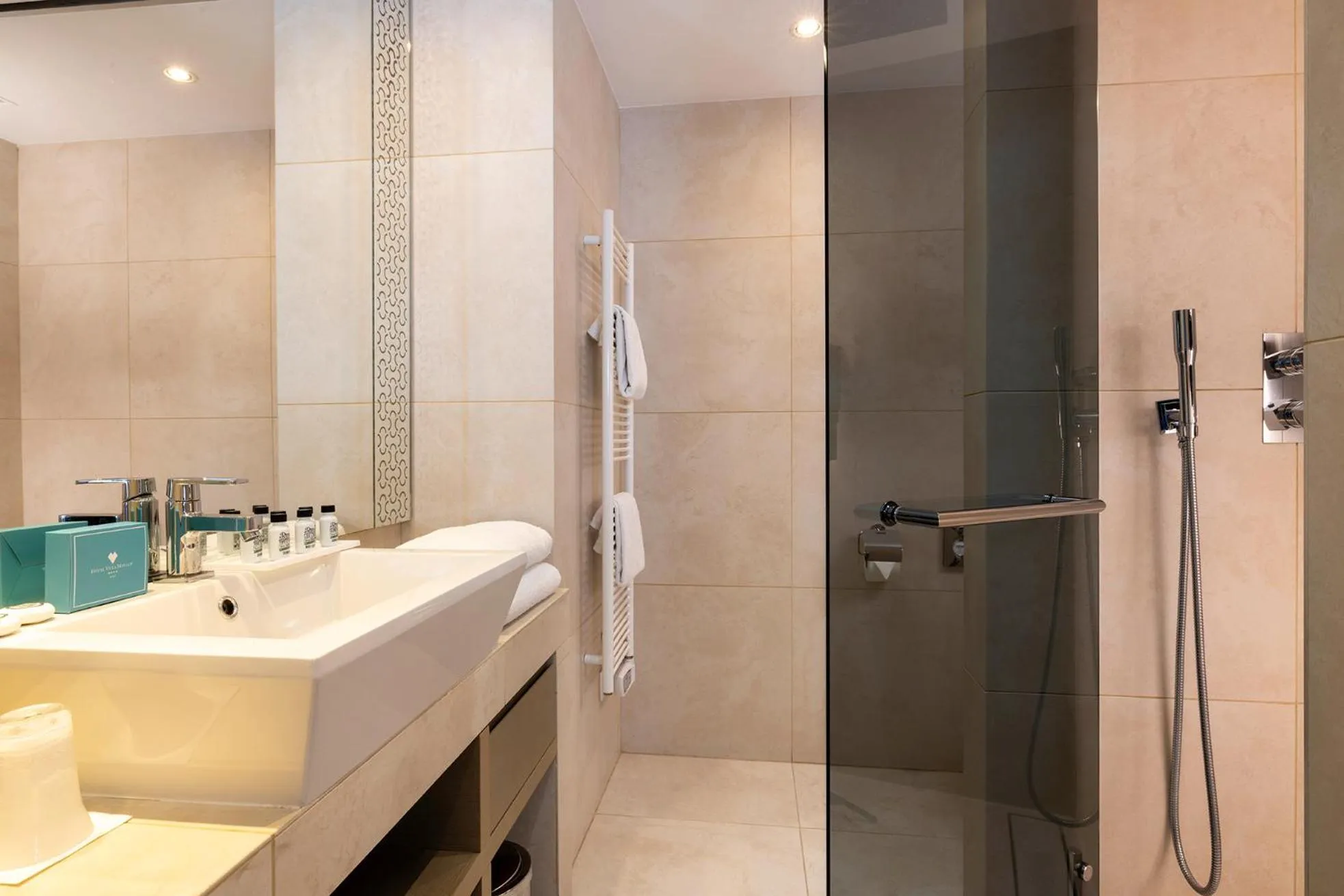 Shower in Hôtel Etoile Maillot