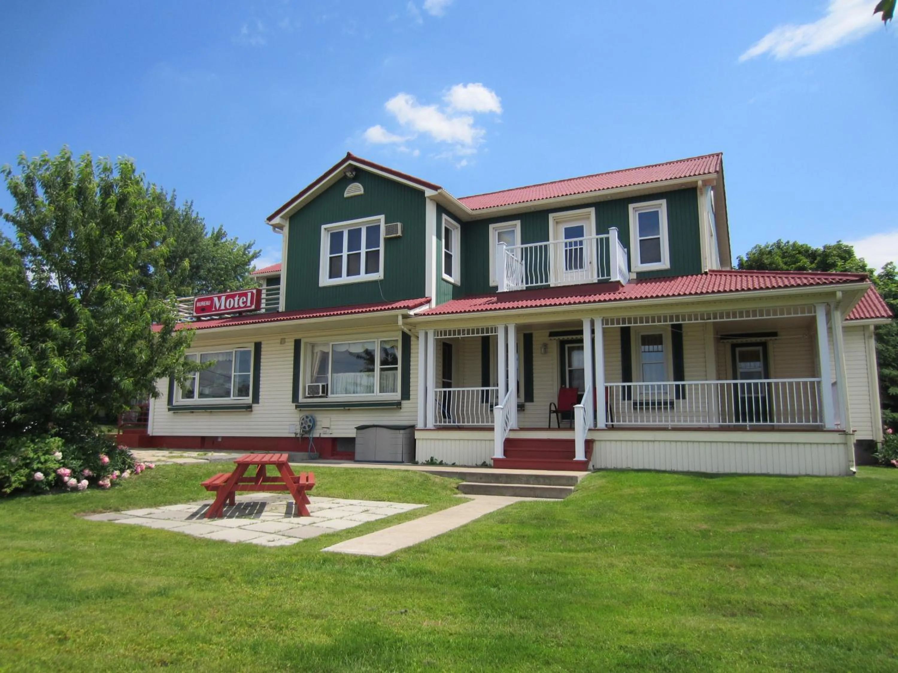 Property building in Motel Saint-Hilaire