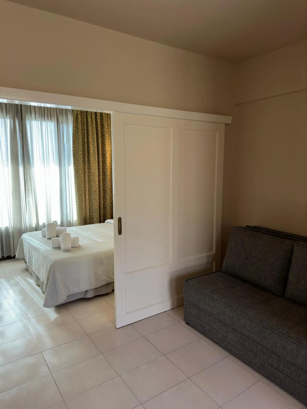 Photo of the whole room, Bed in ELIXIA