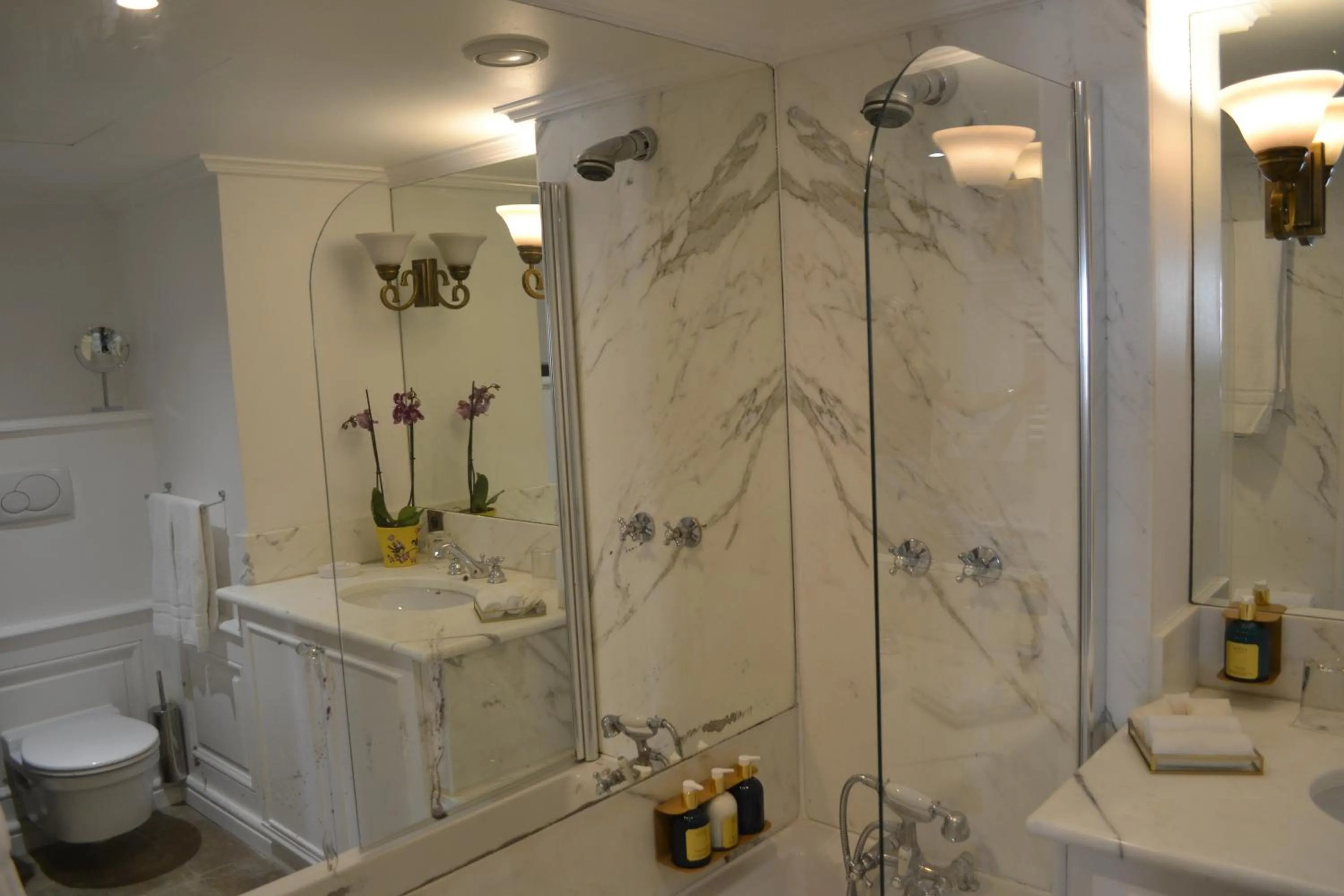 Bathroom in Hotel Le Saint Paul