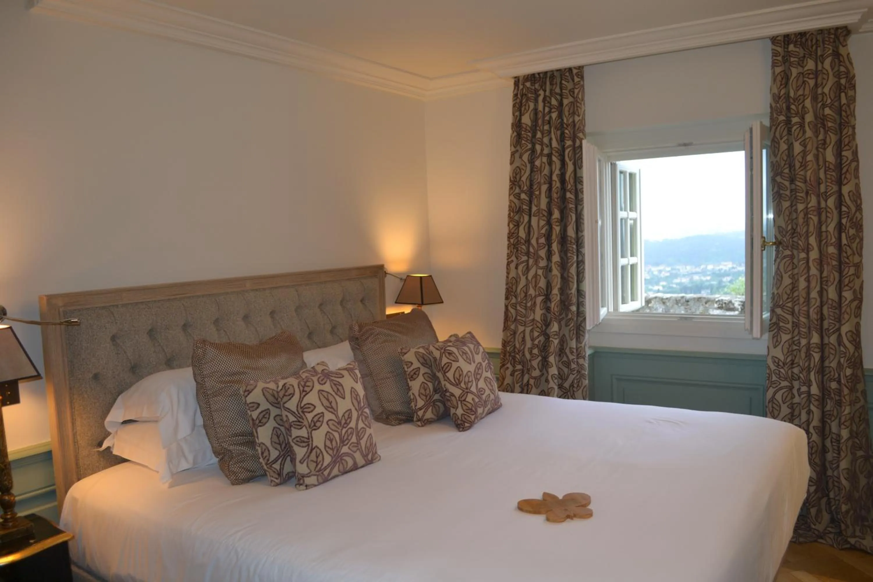 View (from property/room), Bed in Hotel Le Saint Paul