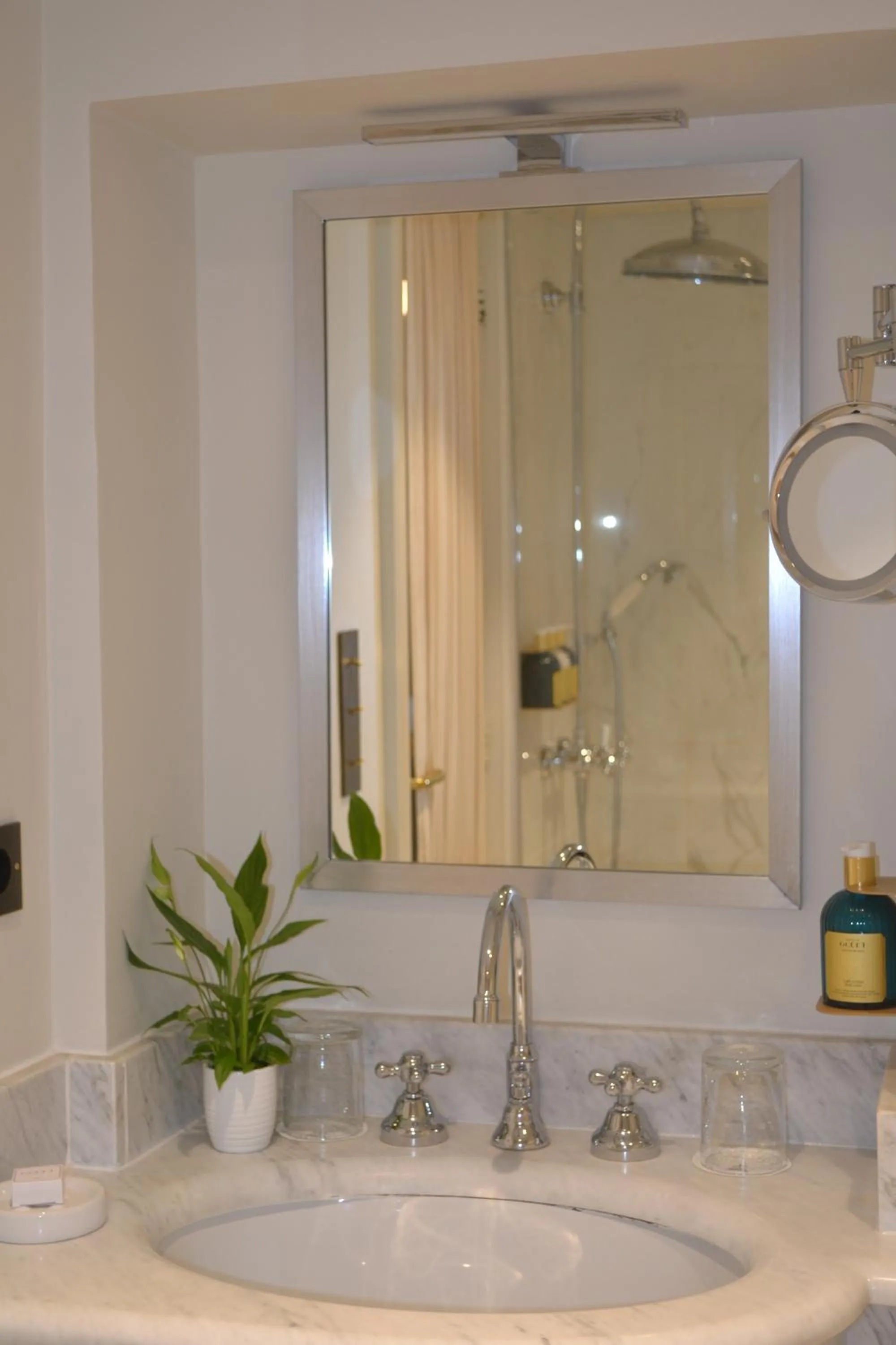 Shower in Hotel Le Saint Paul