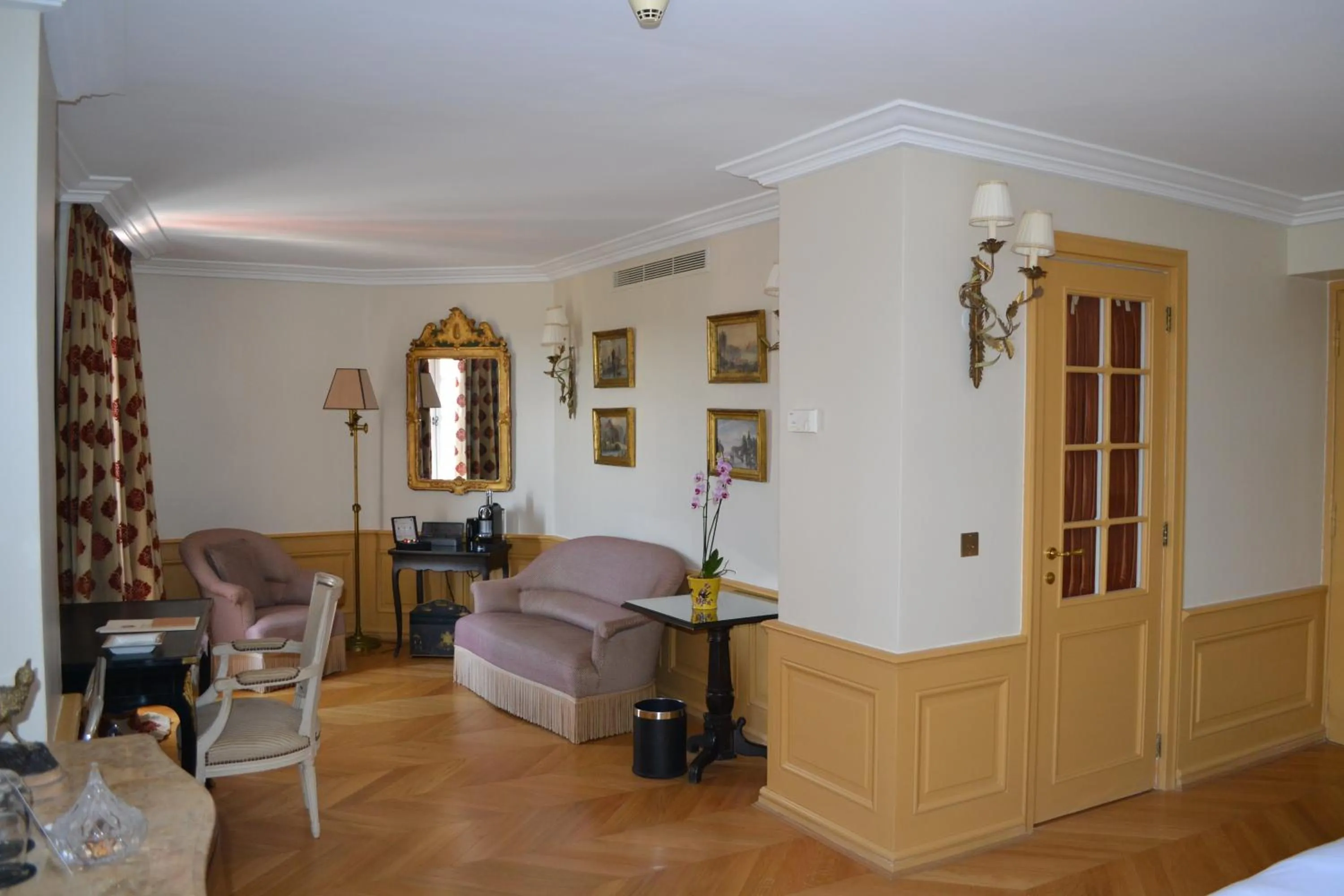 Seating area in Hotel Le Saint Paul