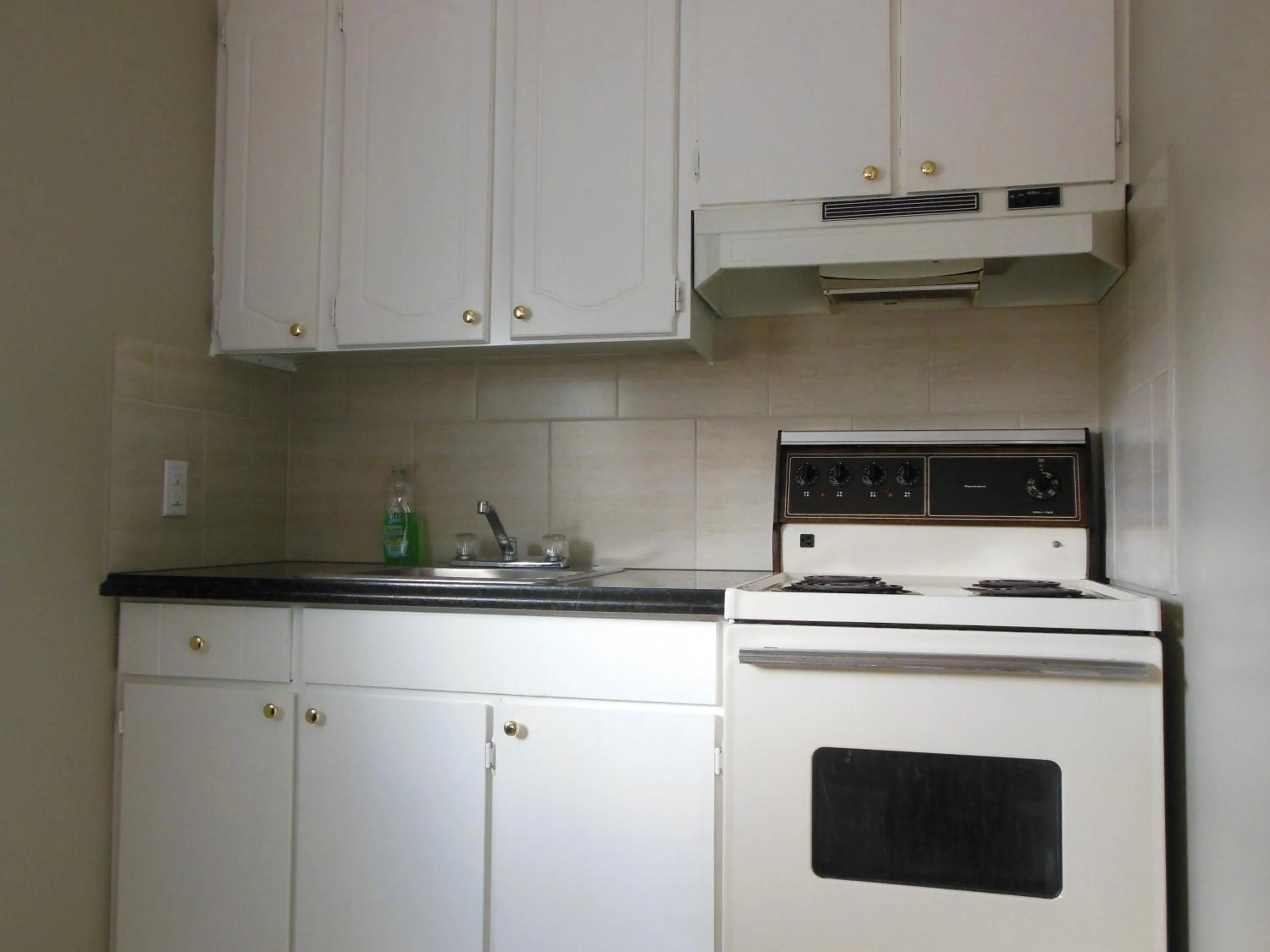 Kitchen or kitchenette in Motor Court Motel