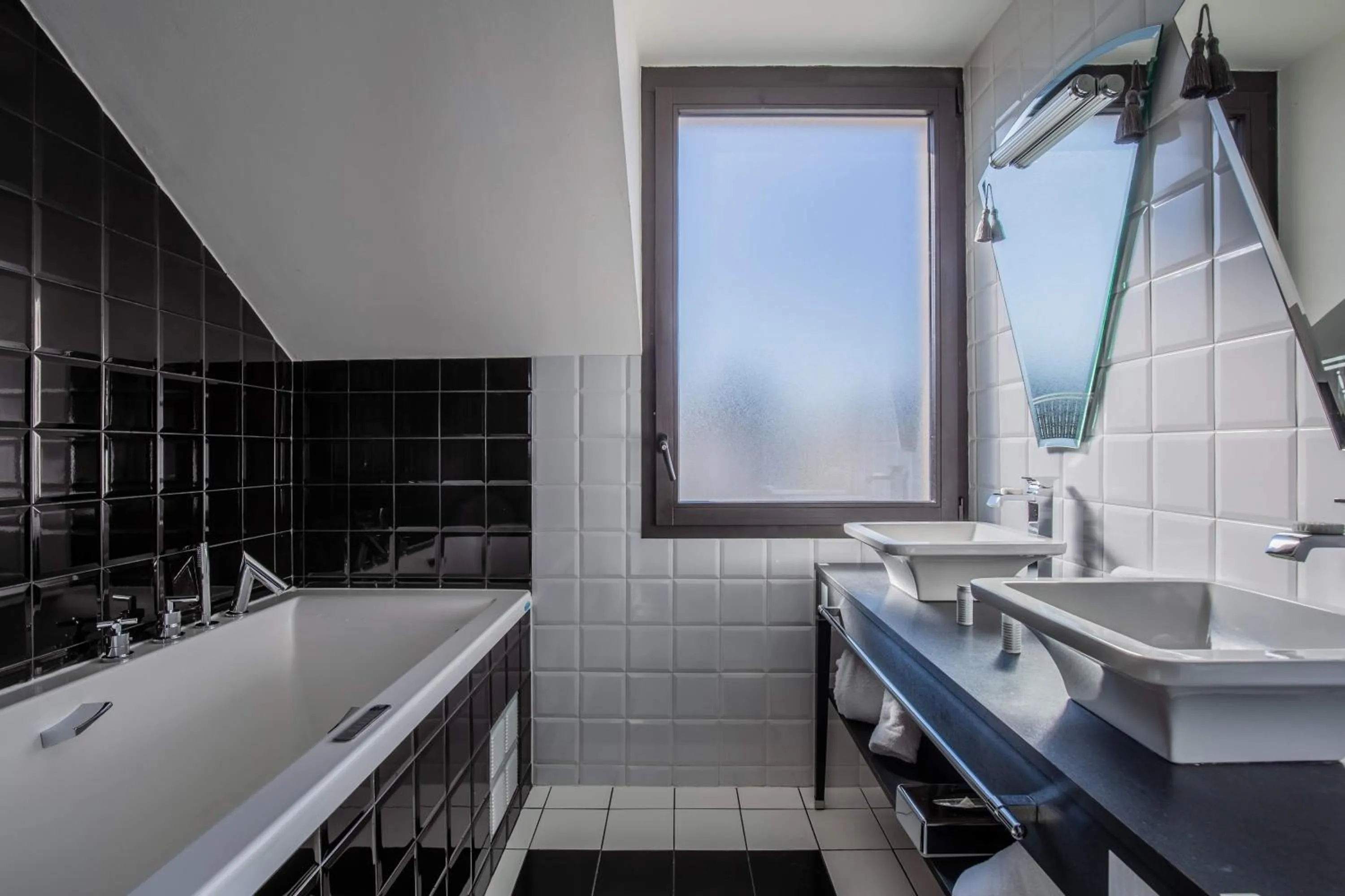 Bathroom in Jehan De Beauce - Les Collectionneurs