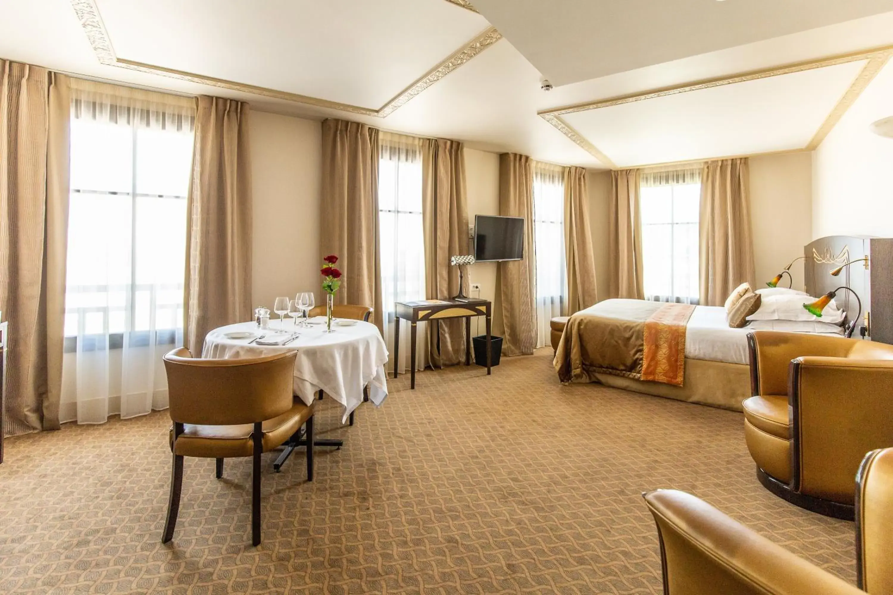 Decorative detail, Bed in Jehan De Beauce - Les Collectionneurs Decorative detail, Bed in Jehan De Beauce - Les Collectionneurs