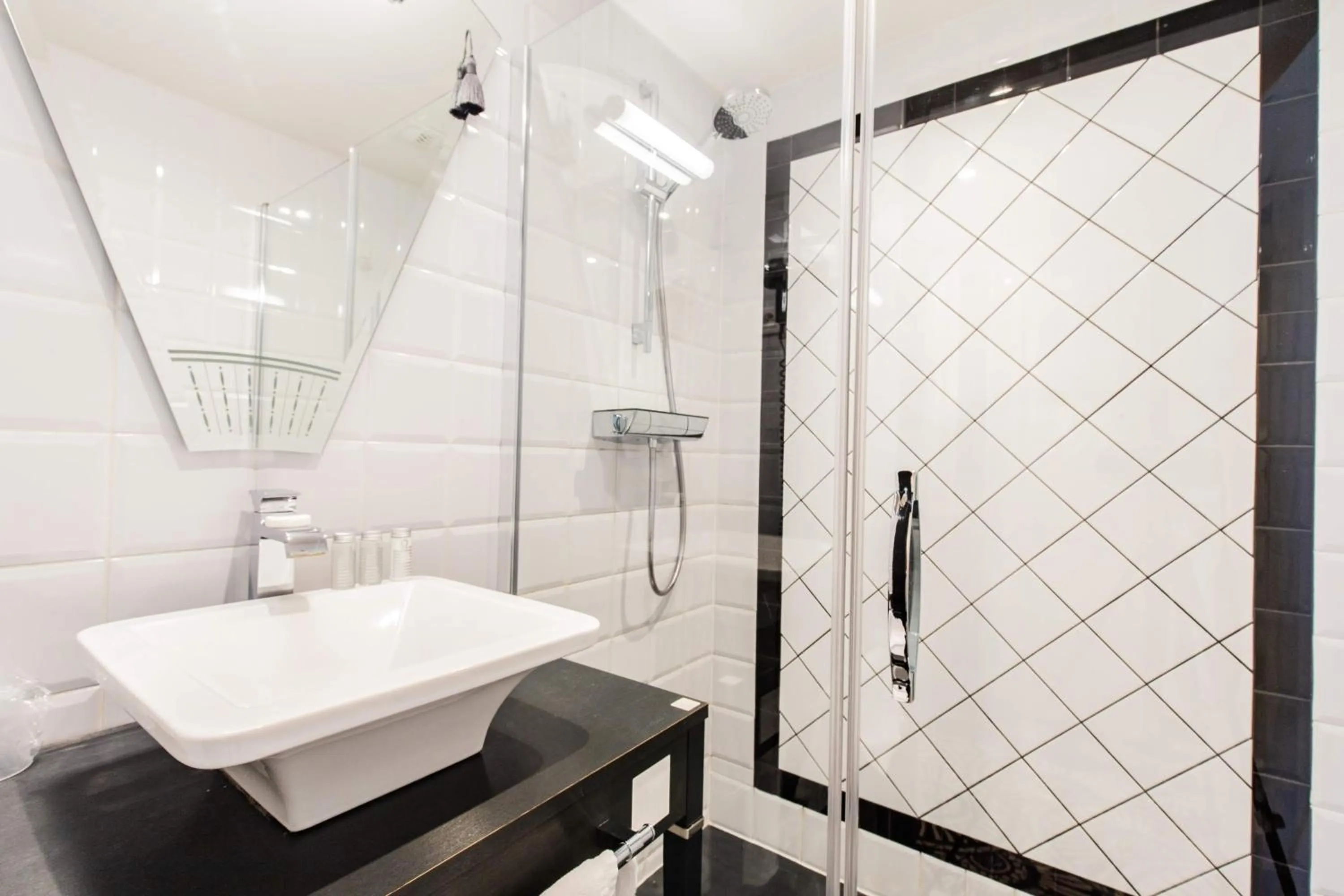 Bathroom in Jehan De Beauce - Les Collectionneurs