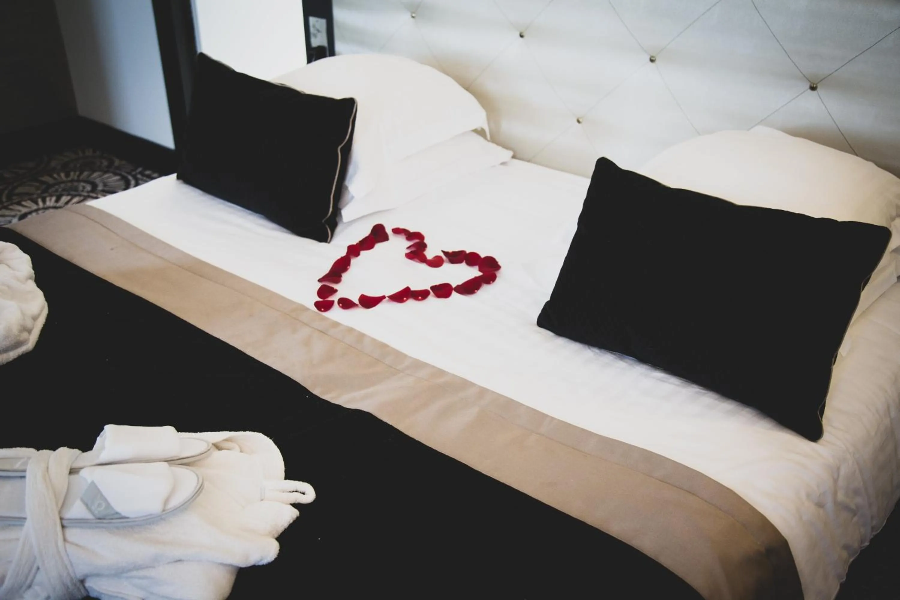 Decorative detail, Bed in Jehan De Beauce - Les Collectionneurs