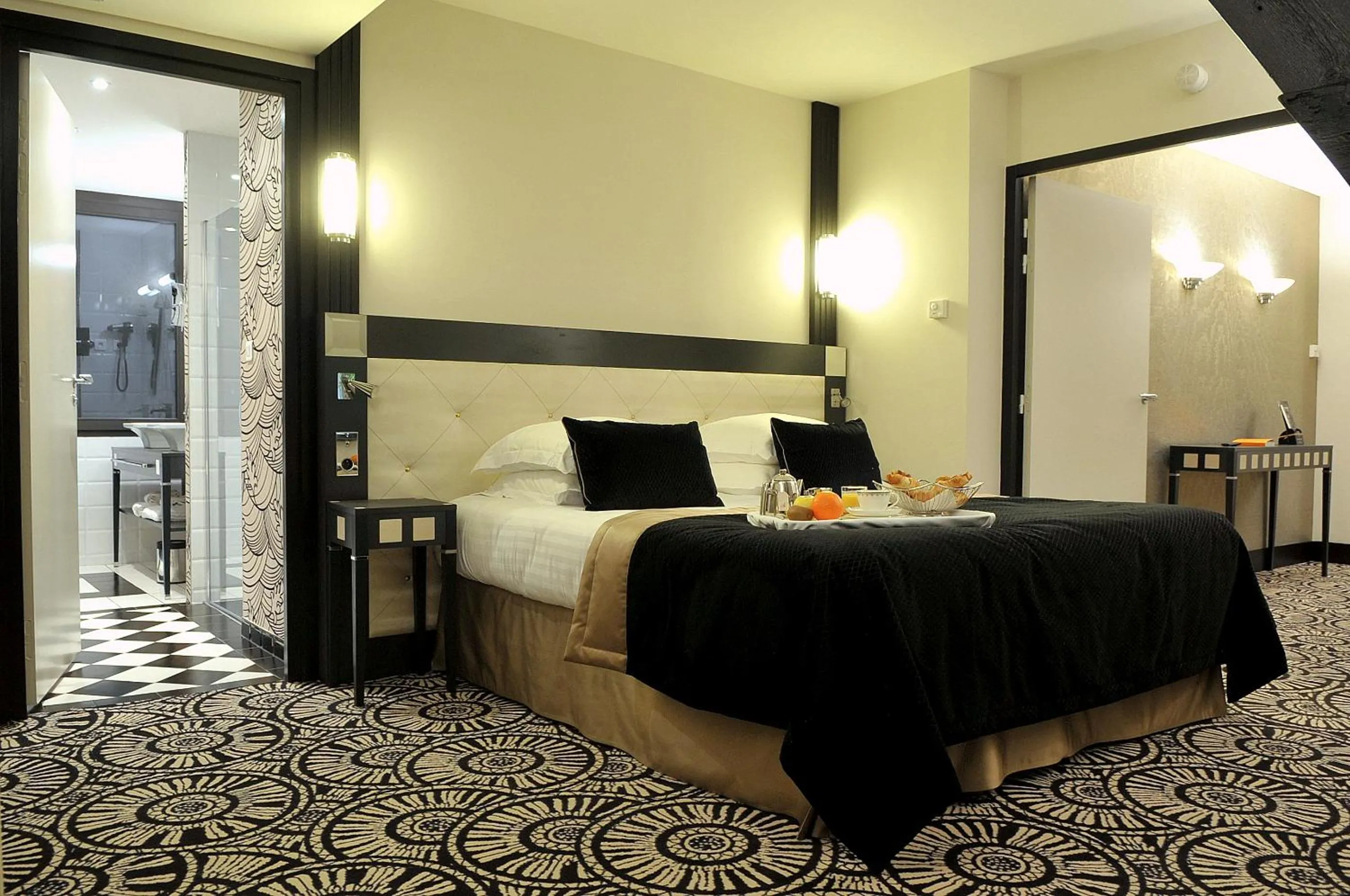 Bedroom, Bed in Jehan De Beauce - Les Collectionneurs