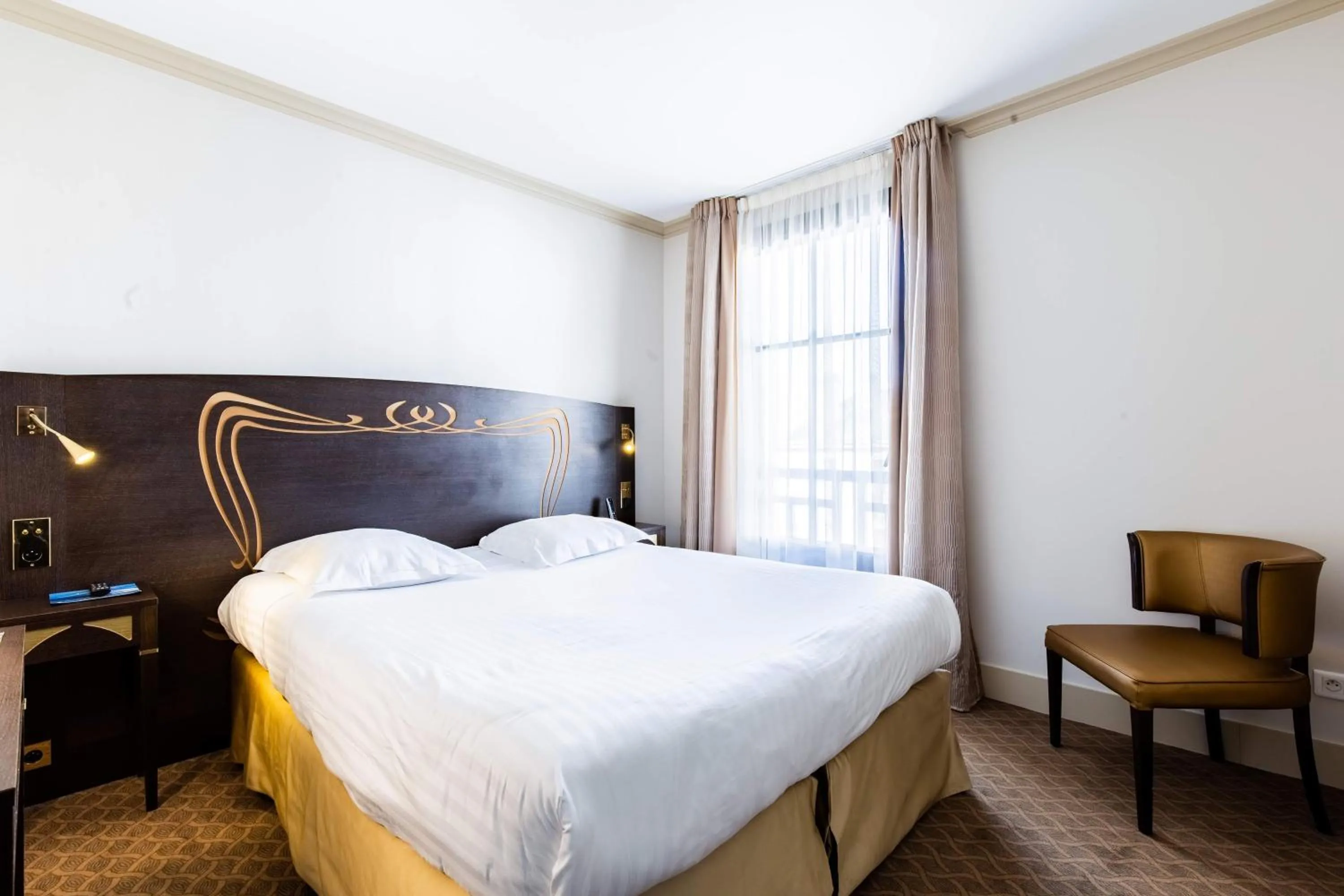 Photo of the whole room, Bed in Jehan De Beauce - Les Collectionneurs