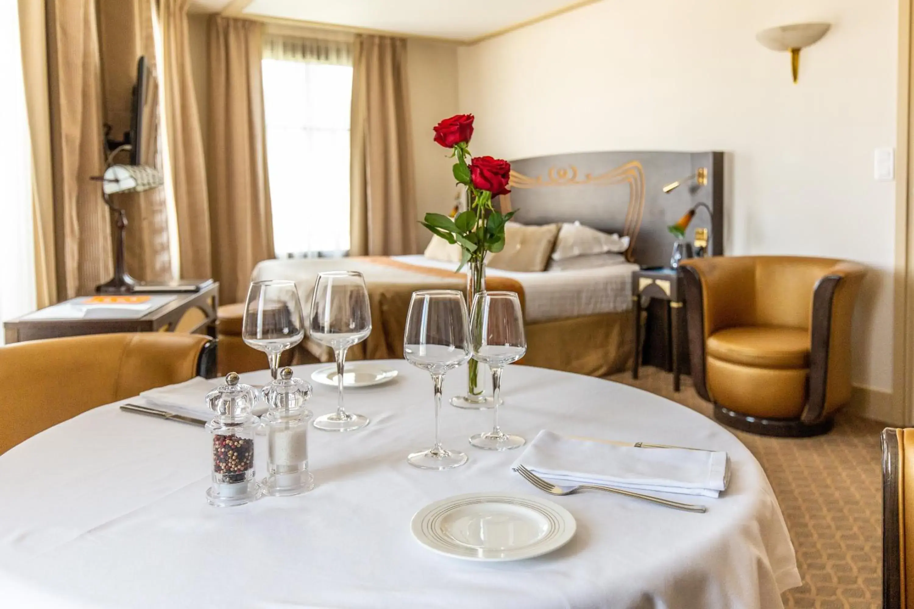 Decorative detail, Bed in Jehan De Beauce - Les Collectionneurs Decorative detail, Bed in Jehan De Beauce - Les Collectionneurs