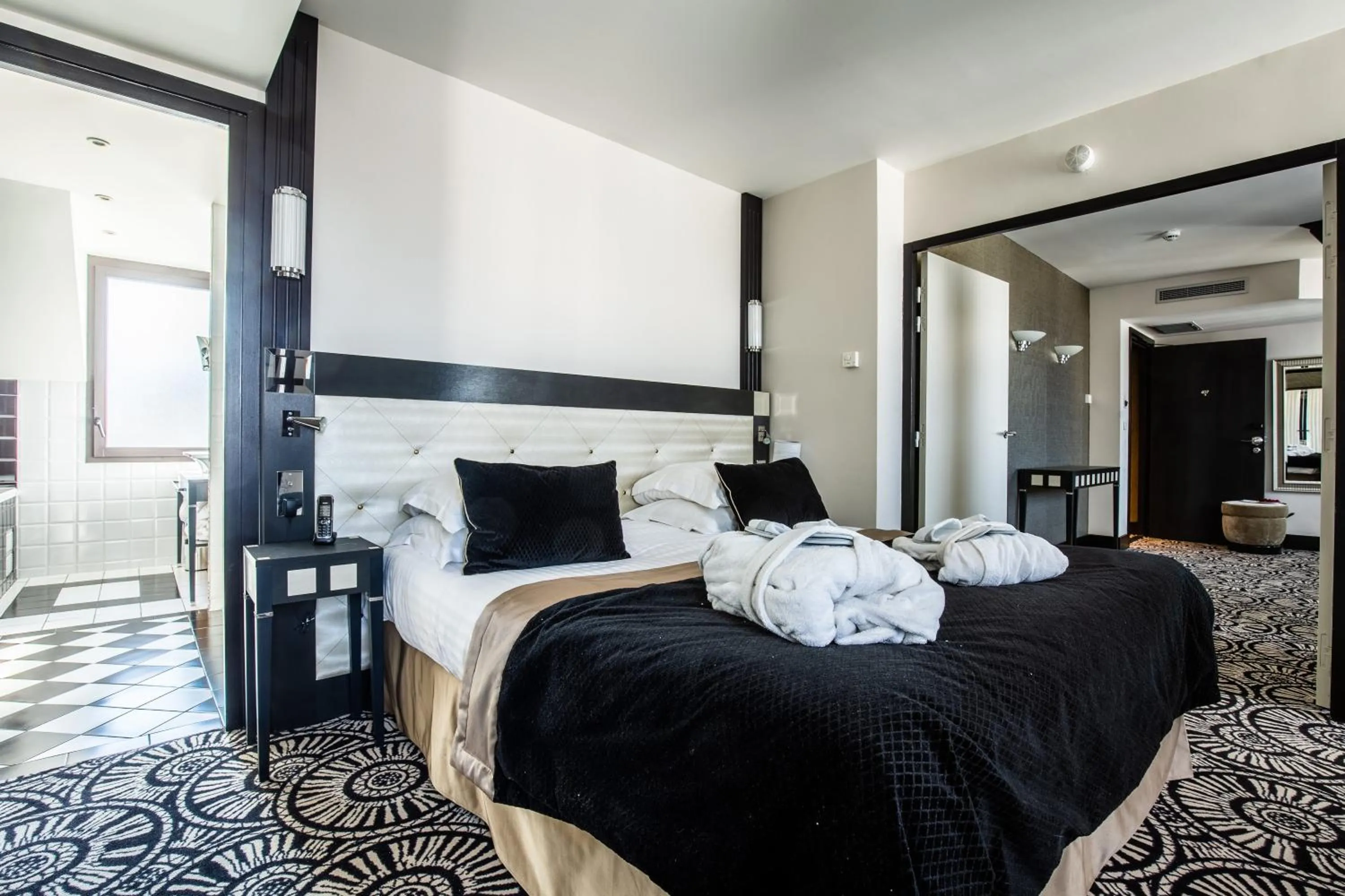 Decorative detail, Bed in Jehan De Beauce - Les Collectionneurs