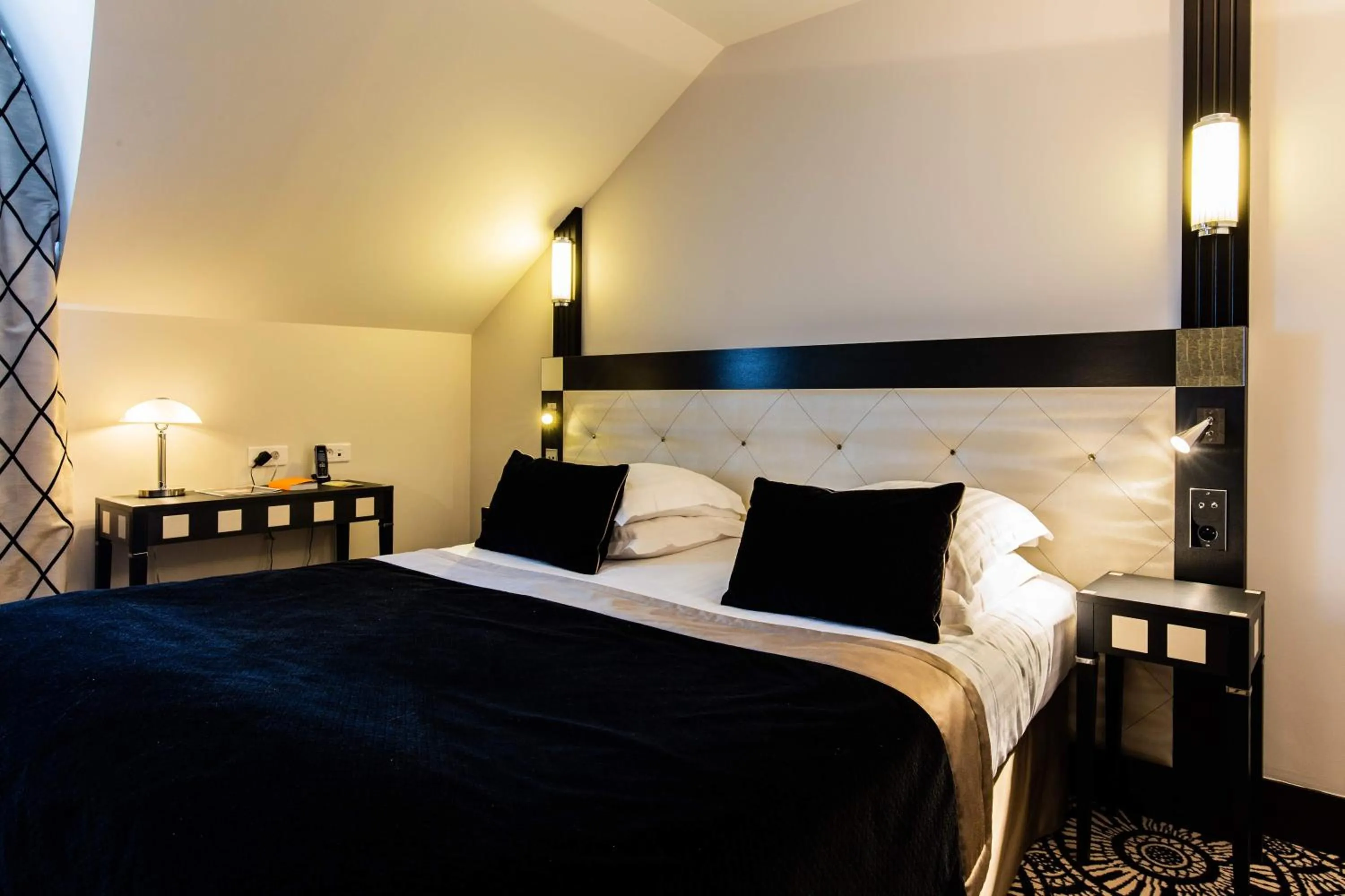 Bedroom, Bed in Jehan De Beauce - Les Collectionneurs