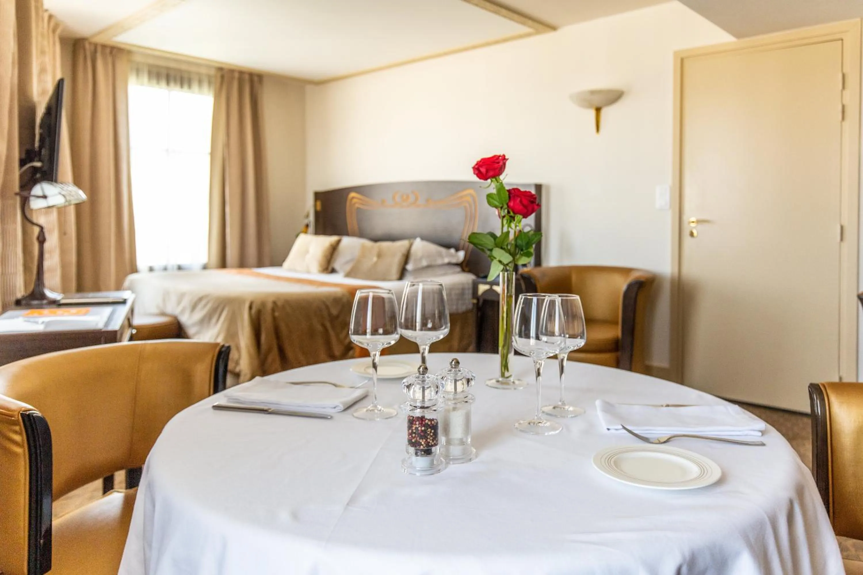 Decorative detail, Bed in Jehan De Beauce - Les Collectionneurs