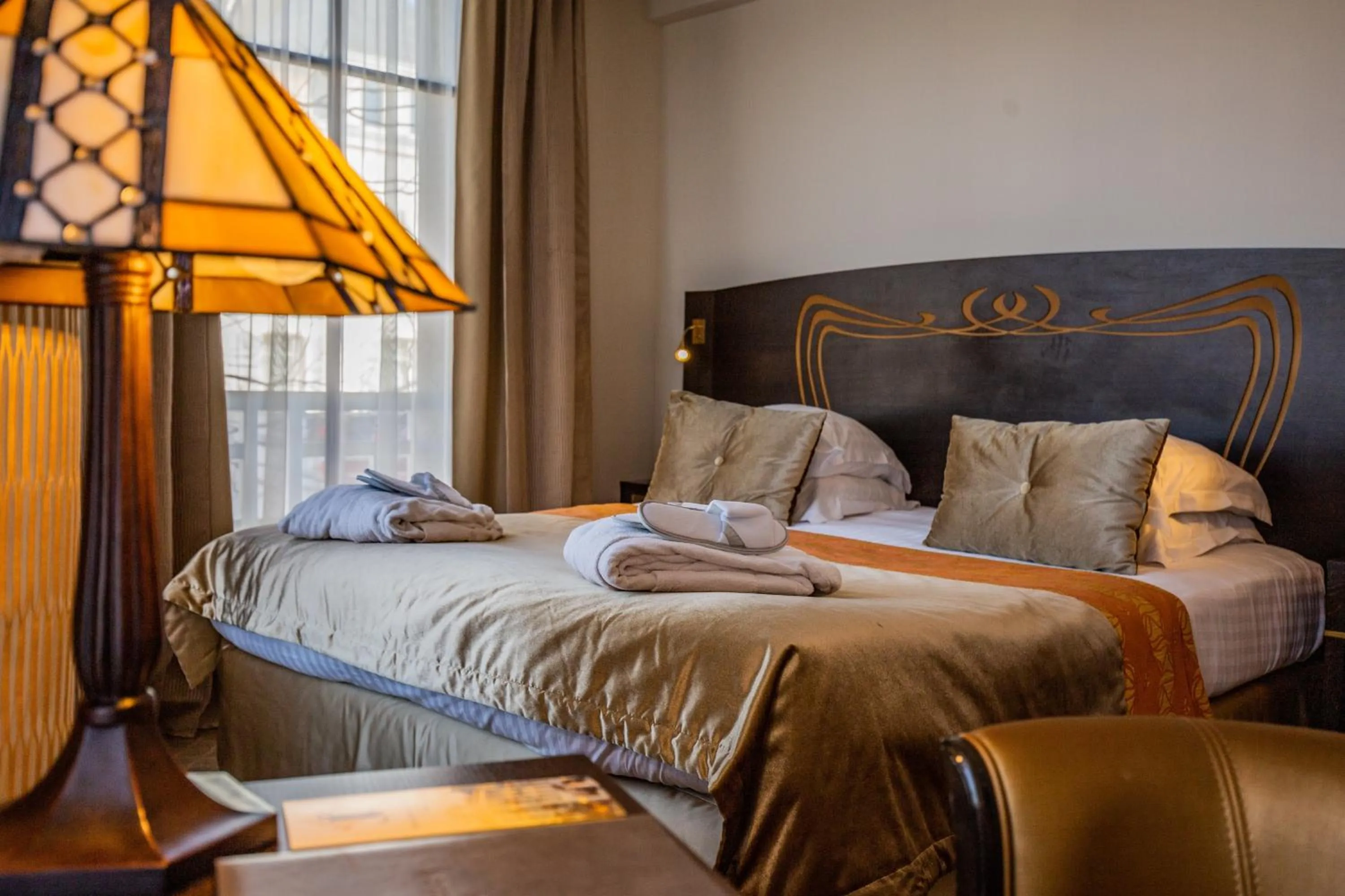 Photo of the whole room, Bed in Jehan De Beauce - Les Collectionneurs