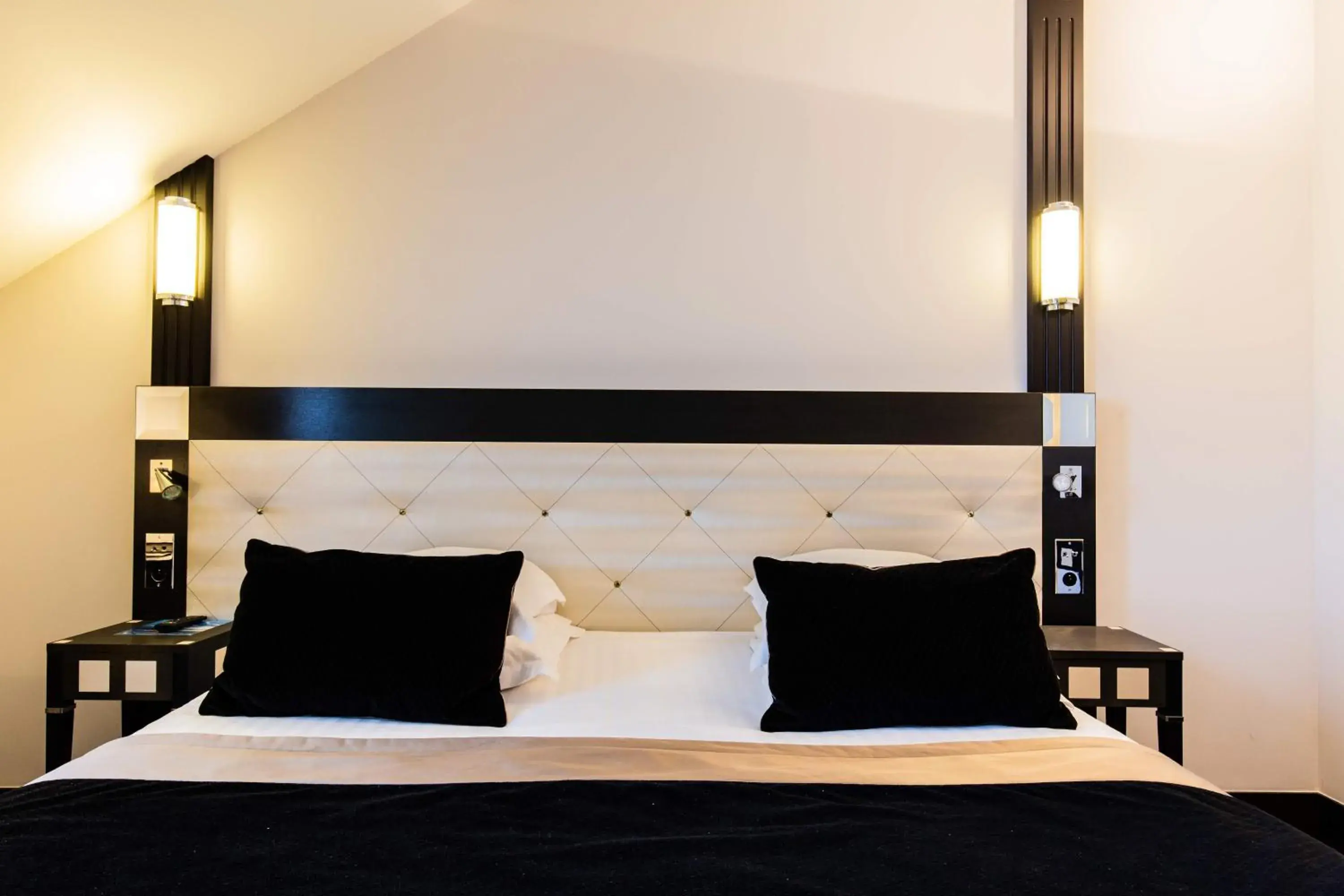 Bedroom, Bed in Jehan De Beauce - Les Collectionneurs Bedroom, Bed in Jehan De Beauce - Les Collectionneurs