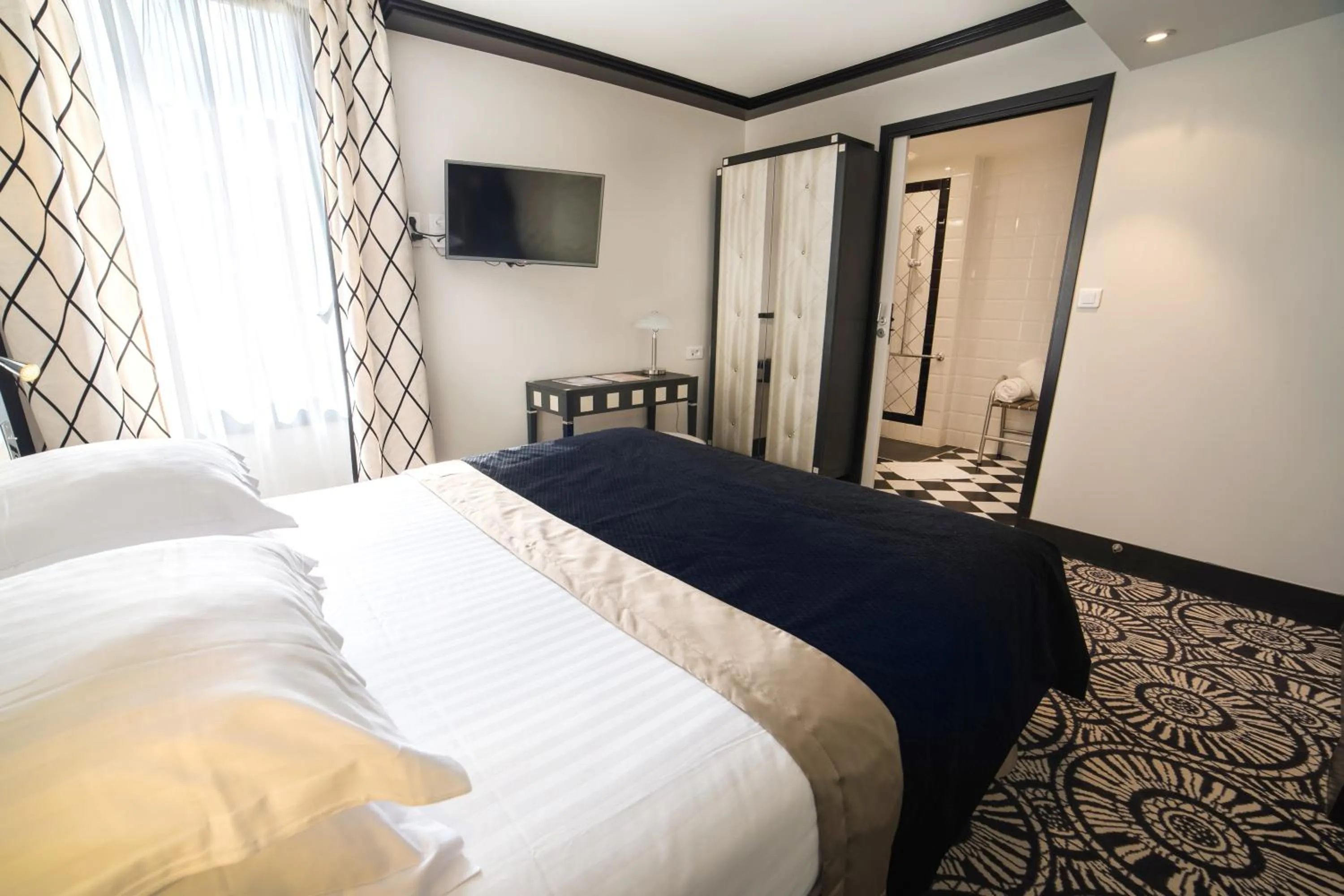 Bedroom, Bed in Jehan De Beauce - Les Collectionneurs