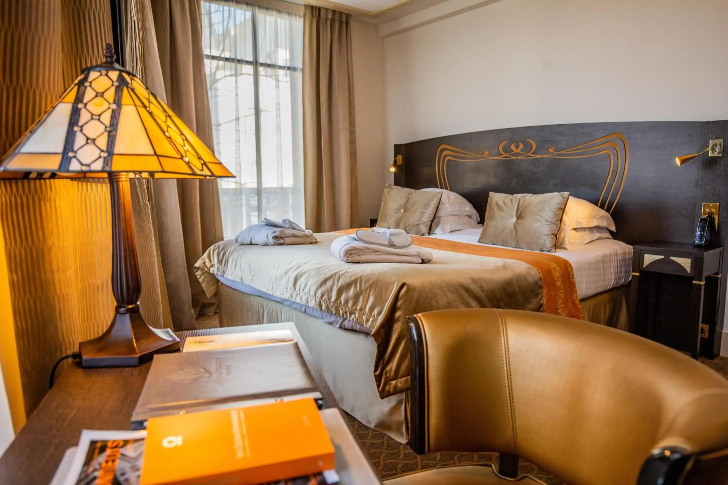 Decorative detail, Bed in Jehan De Beauce - Les Collectionneurs Decorative detail, Bed in Jehan De Beauce - Les Collectionneurs