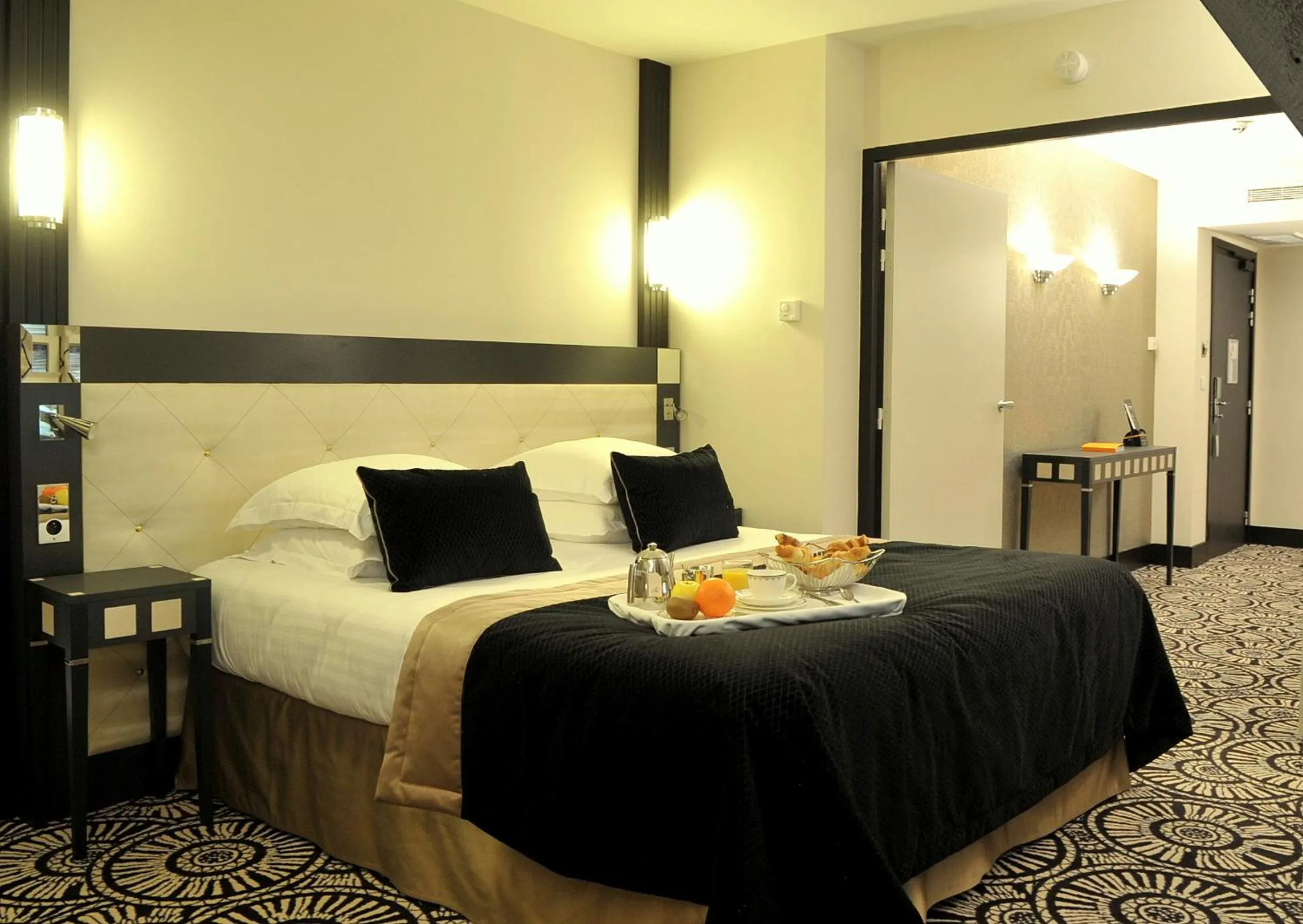 Bedroom, Bed in Jehan De Beauce - Les Collectionneurs