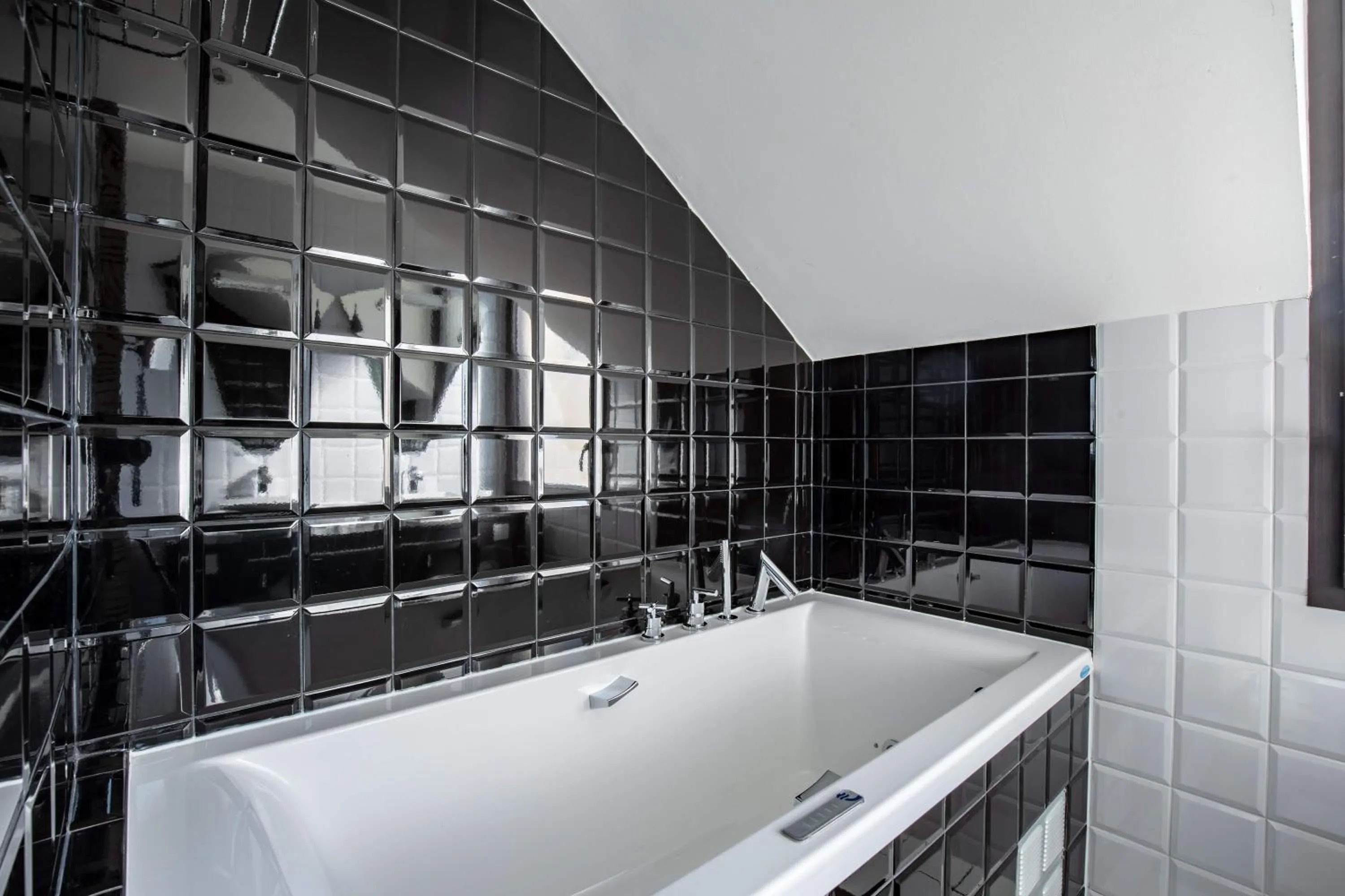 Bathroom in Jehan De Beauce - Les Collectionneurs