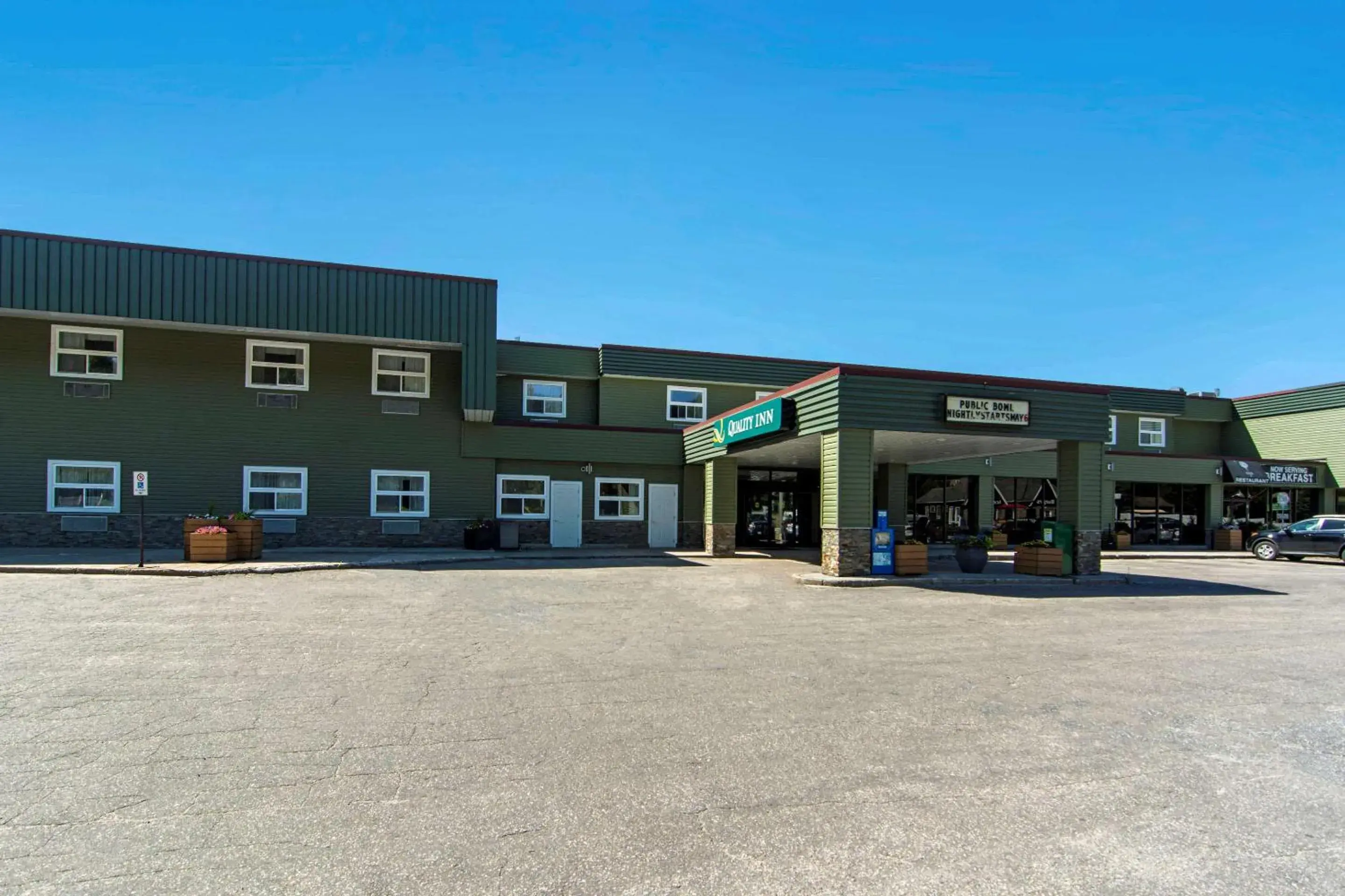 Property building in Quality Inn Property building in Quality Inn