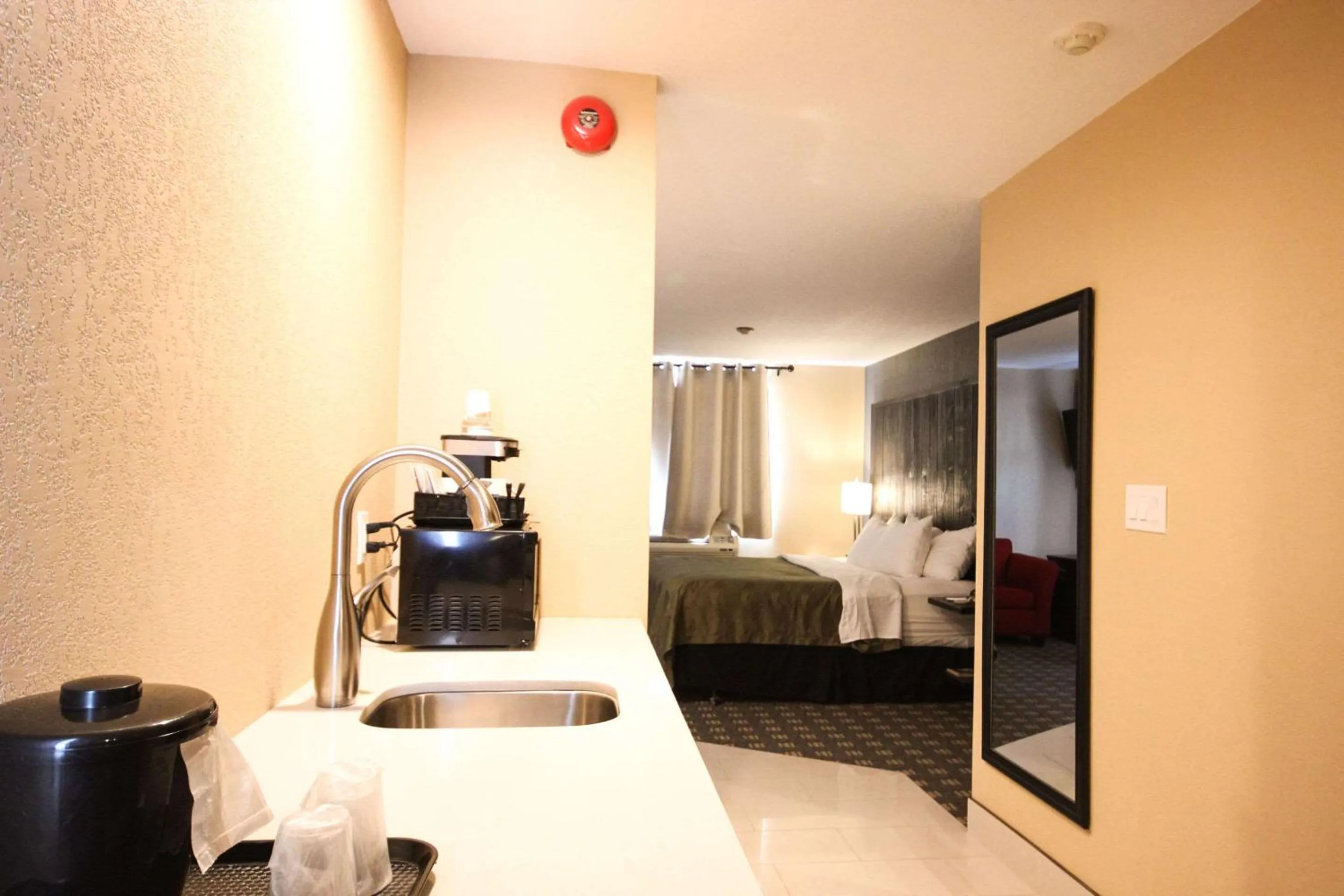 Photo of the whole room, Bed in Quality Inn