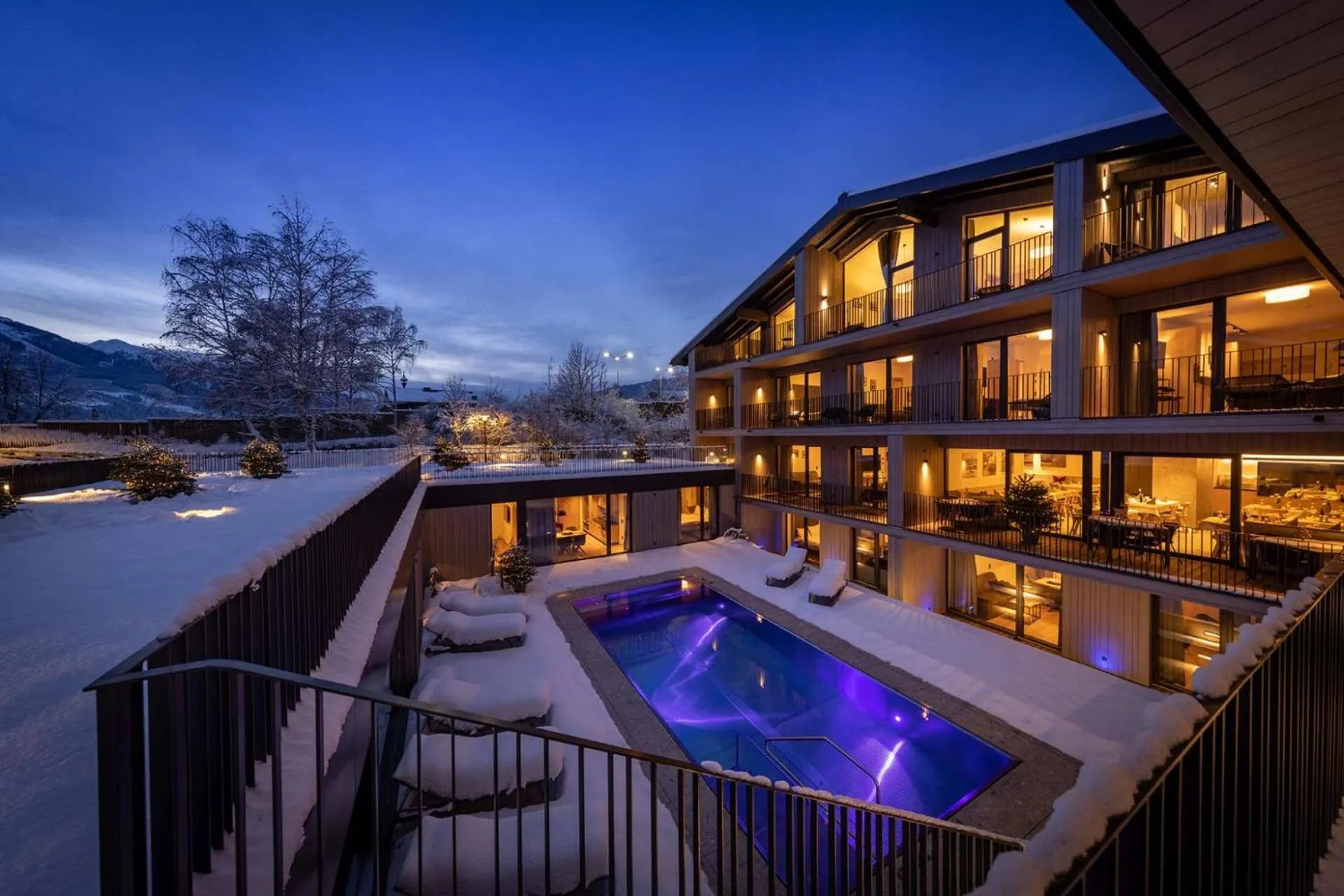 Property building in Emma Deluxe Aparthotel aircondition in summer & ganzjährig beheizter Außenpool direkt beim Skibus