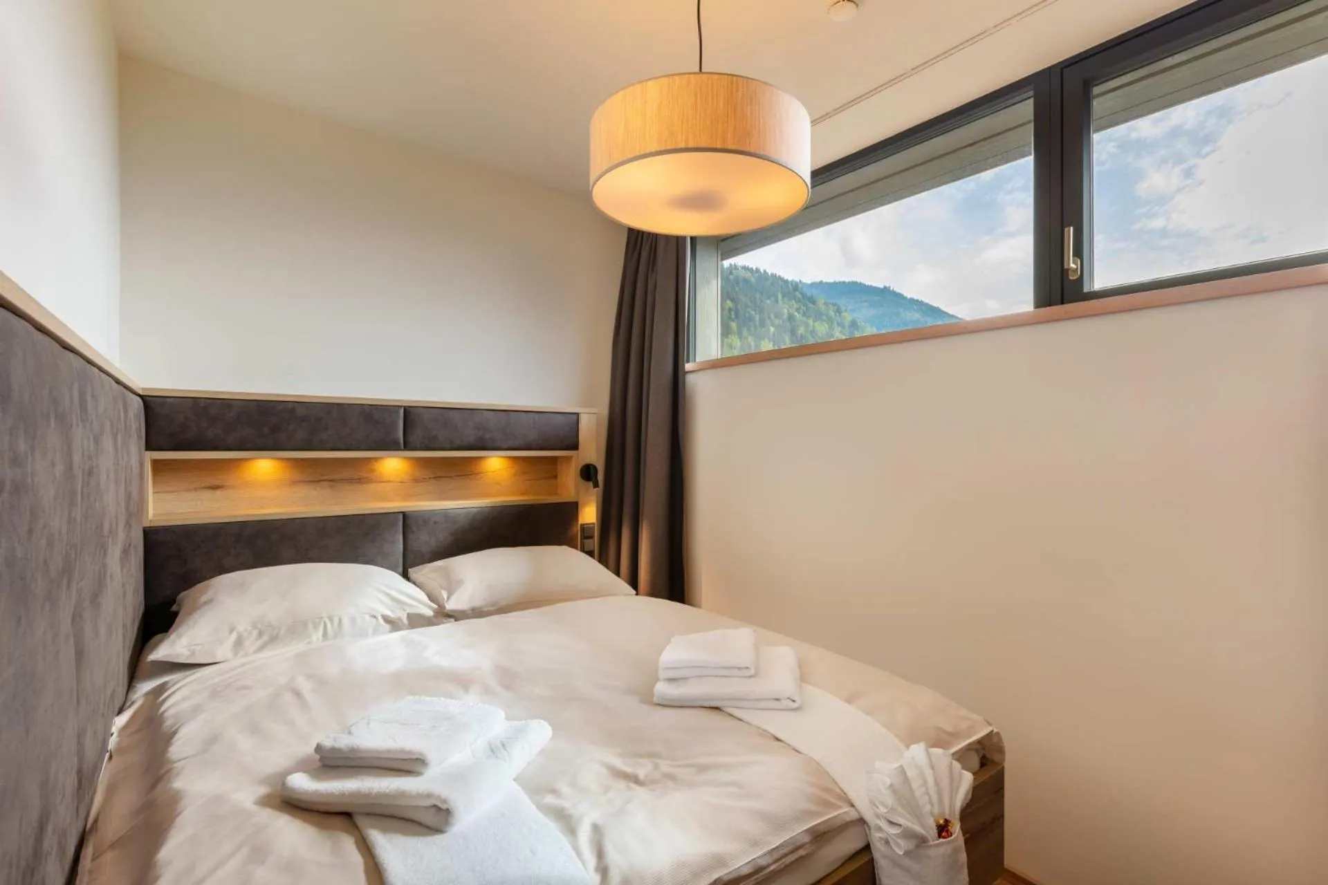 Bedroom, Bed in Emma Deluxe Aparthotel aircondition in summer & ganzjährig beheizter Außenpool direkt beim Skibus