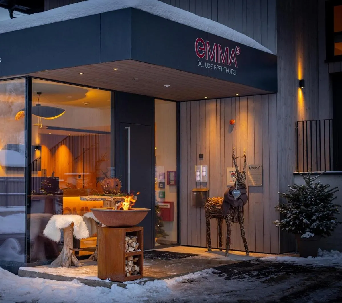 Property building in Emma Deluxe Aparthotel aircondition in summer & ganzjährig beheizter Außenpool direkt beim Skibus