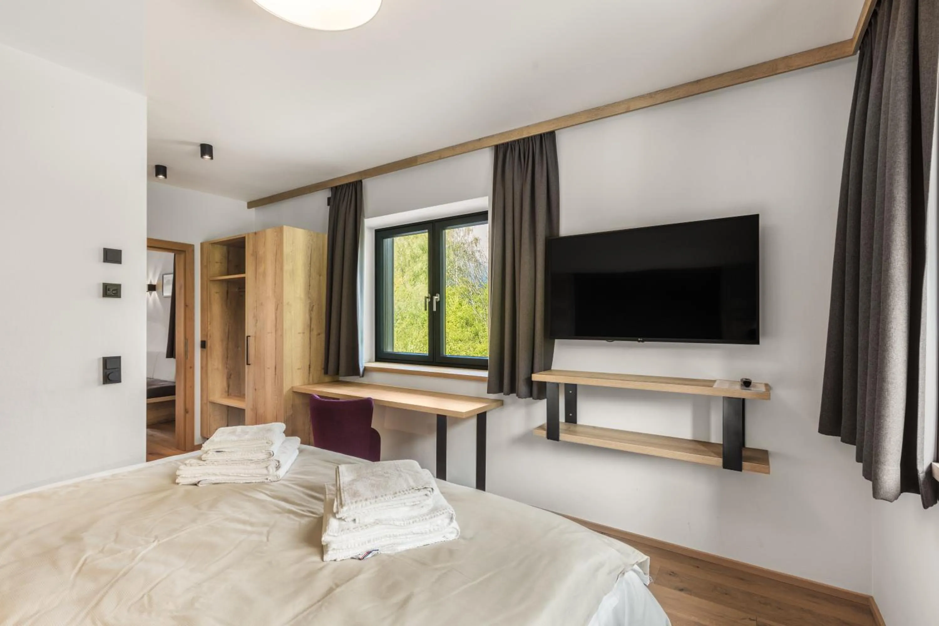 Bedroom, Bed in Emma Deluxe Aparthotel aircondition in summer & ganzjährig beheizter Außenpool direkt beim Skibus