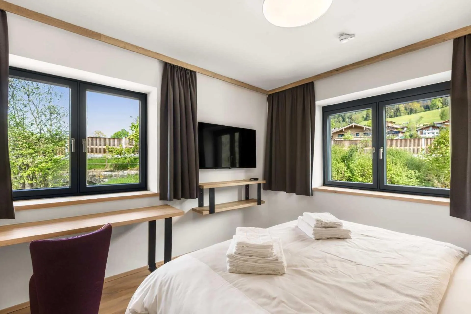 TV and multimedia, Bed in Emma Deluxe Aparthotel aircondition in summer & ganzjährig beheizter Außenpool direkt beim Skibus