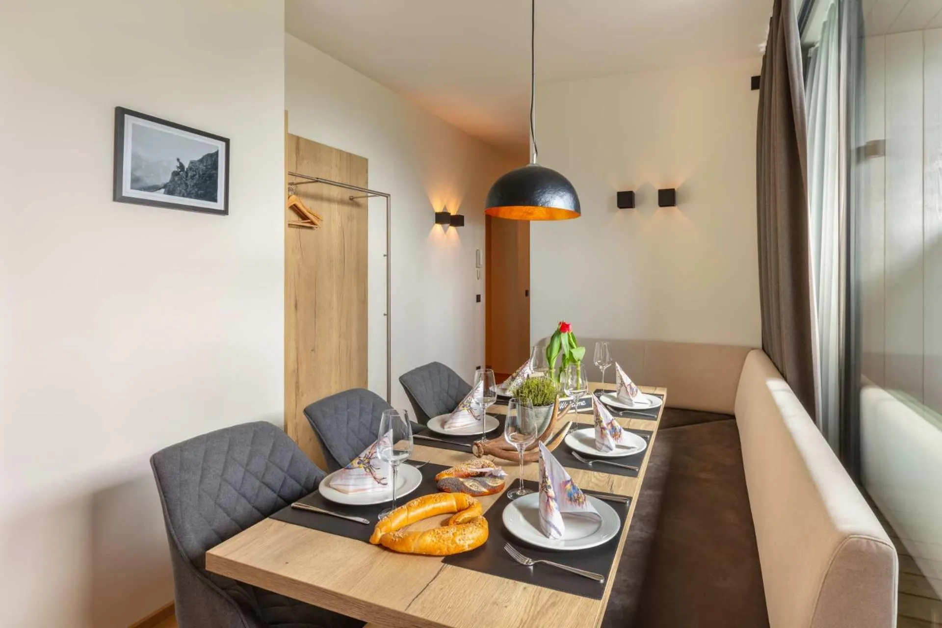 Dining area in Emma Deluxe Aparthotel aircondition in summer & ganzjährig beheizter Außenpool direkt beim Skibus